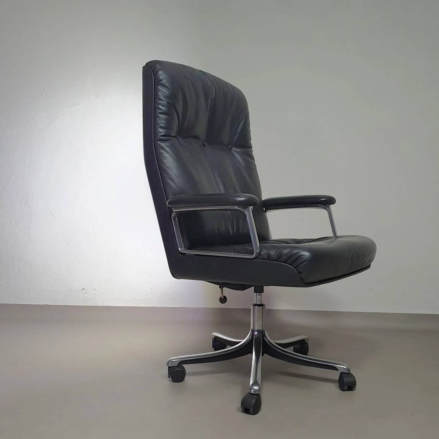 Vintage office chair P128 by Osvaldo Borsani for Tecno
