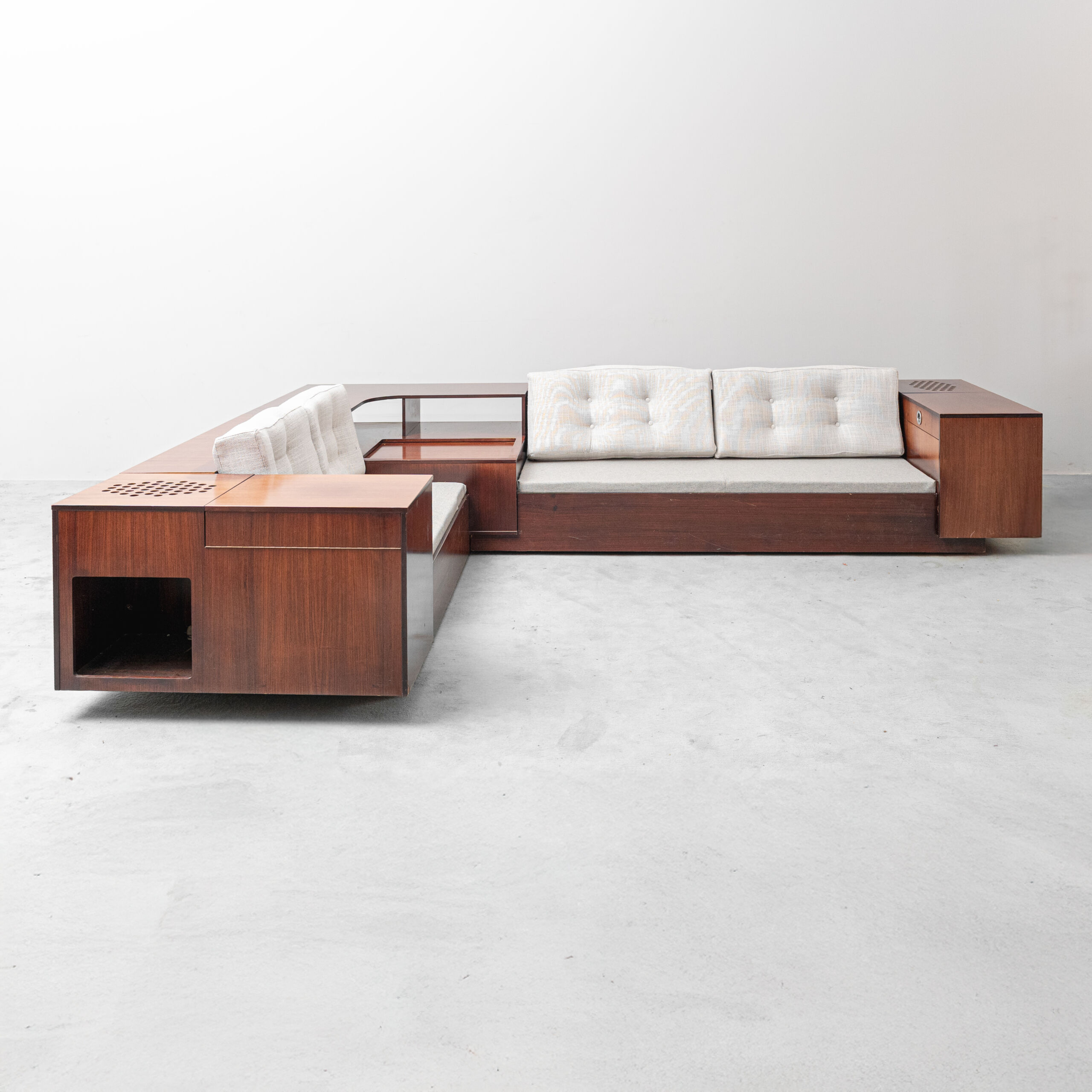 Canapé d'angle vintage avec compartiments de rangement et radio intégrée – design italien des années 1970