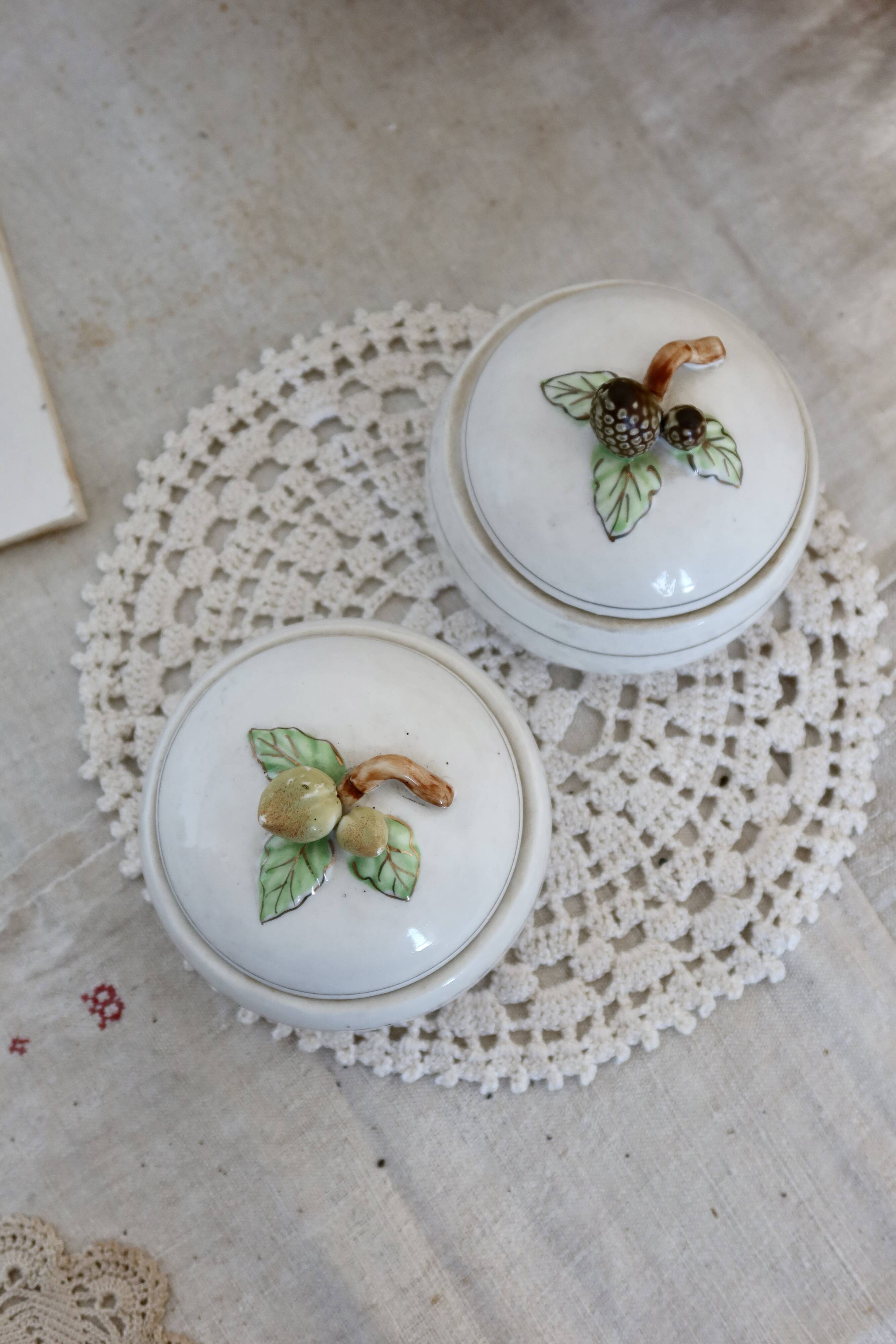 Paire de bonbonnières vintage en porcelaine motif fruits et liseré doré