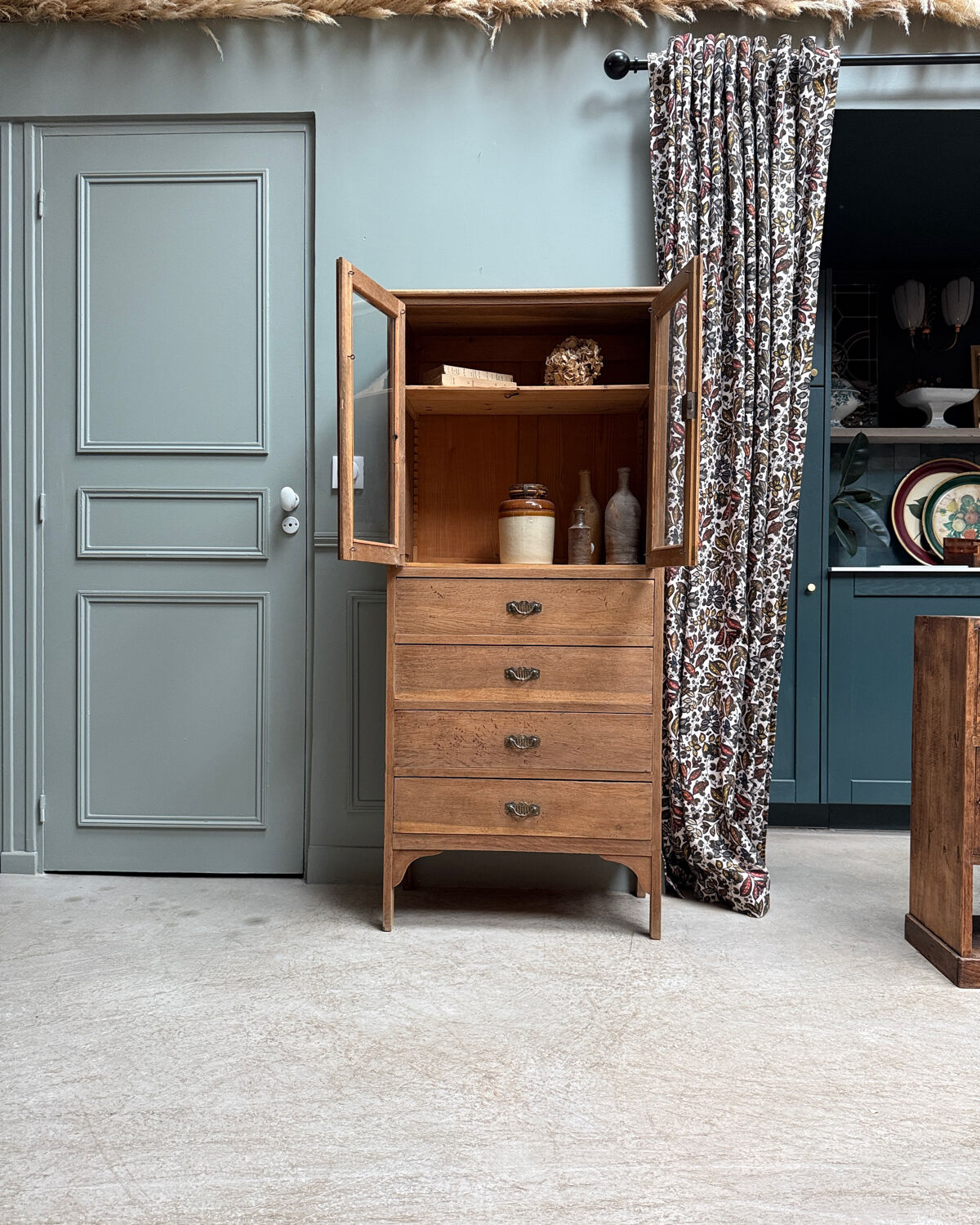 Parisian display cabinet in oak (renovated)