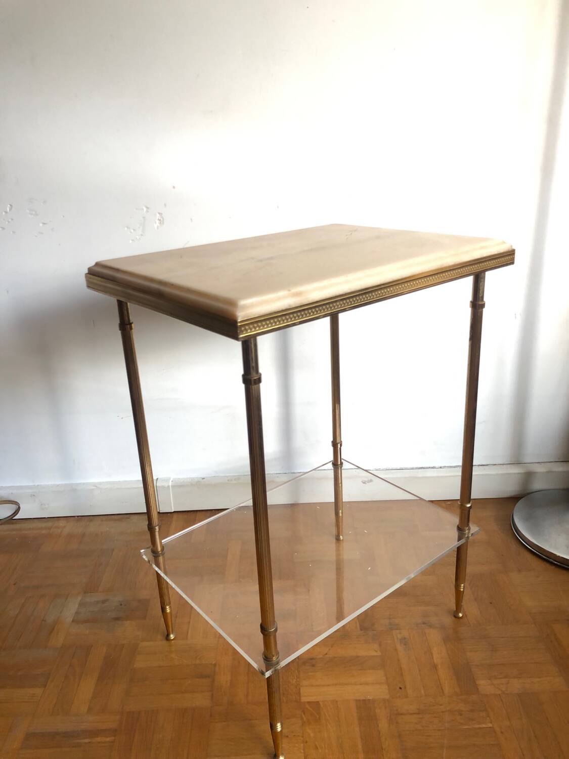 Pedestal side table in gold metal and marble