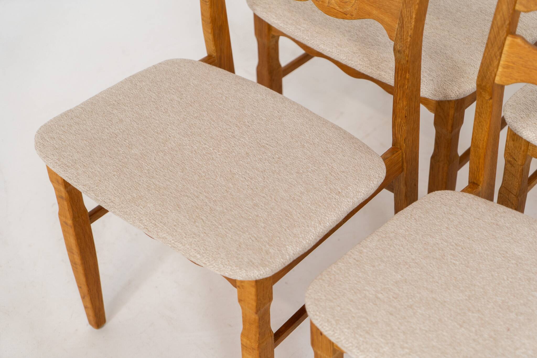 Ensemble de 6 chaises brutalistes en chêne par Henning Kjaernulf