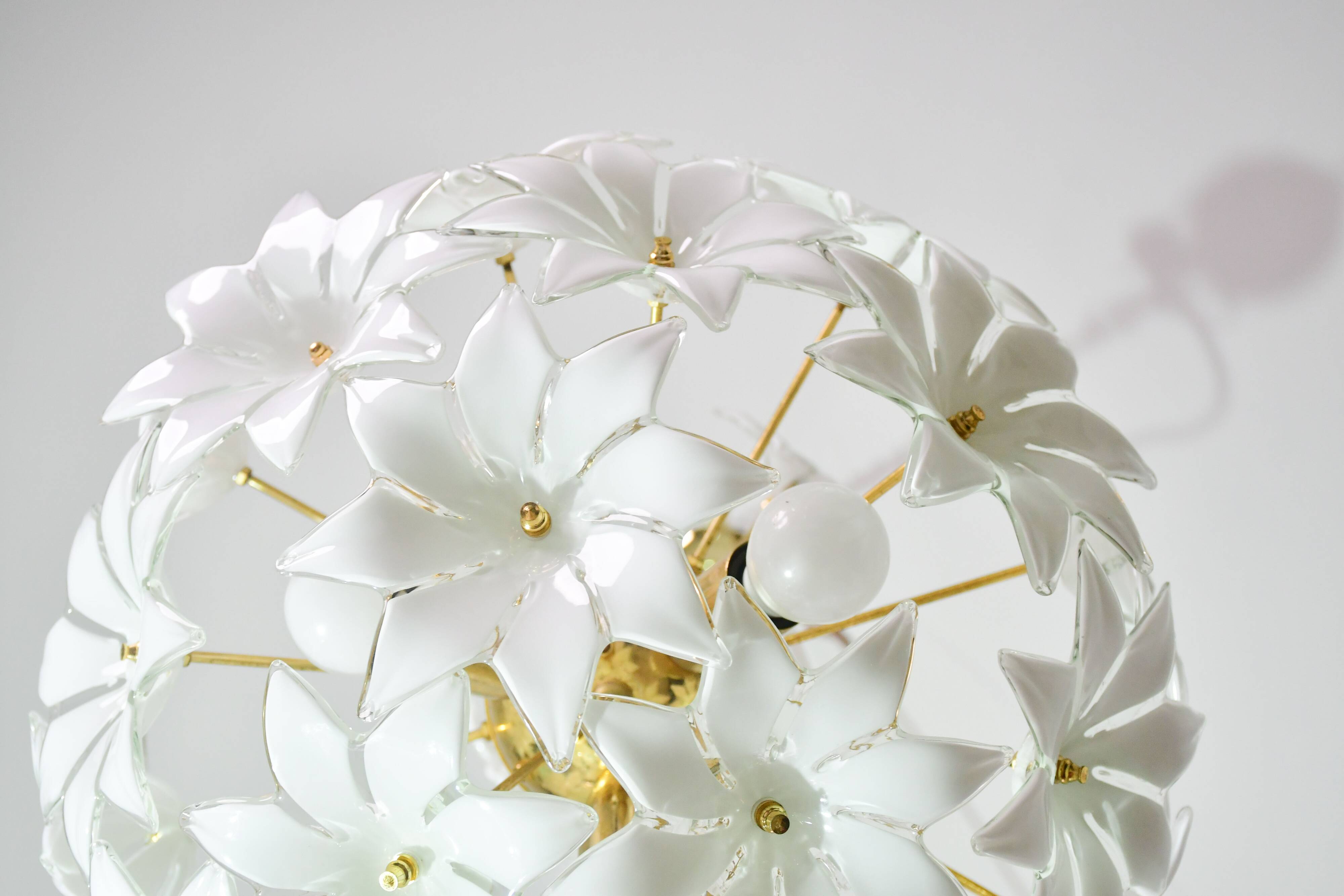 Charmant luminaire en verre de Murano Spoutnik fleurs blanches, années 1970