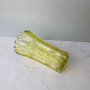 Grand vase tchèque en verre pressé teinté jaune à formes géométriques