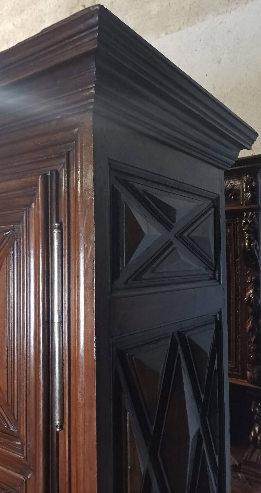 Standing man from the Louis XIII era in walnut with a diamond point.