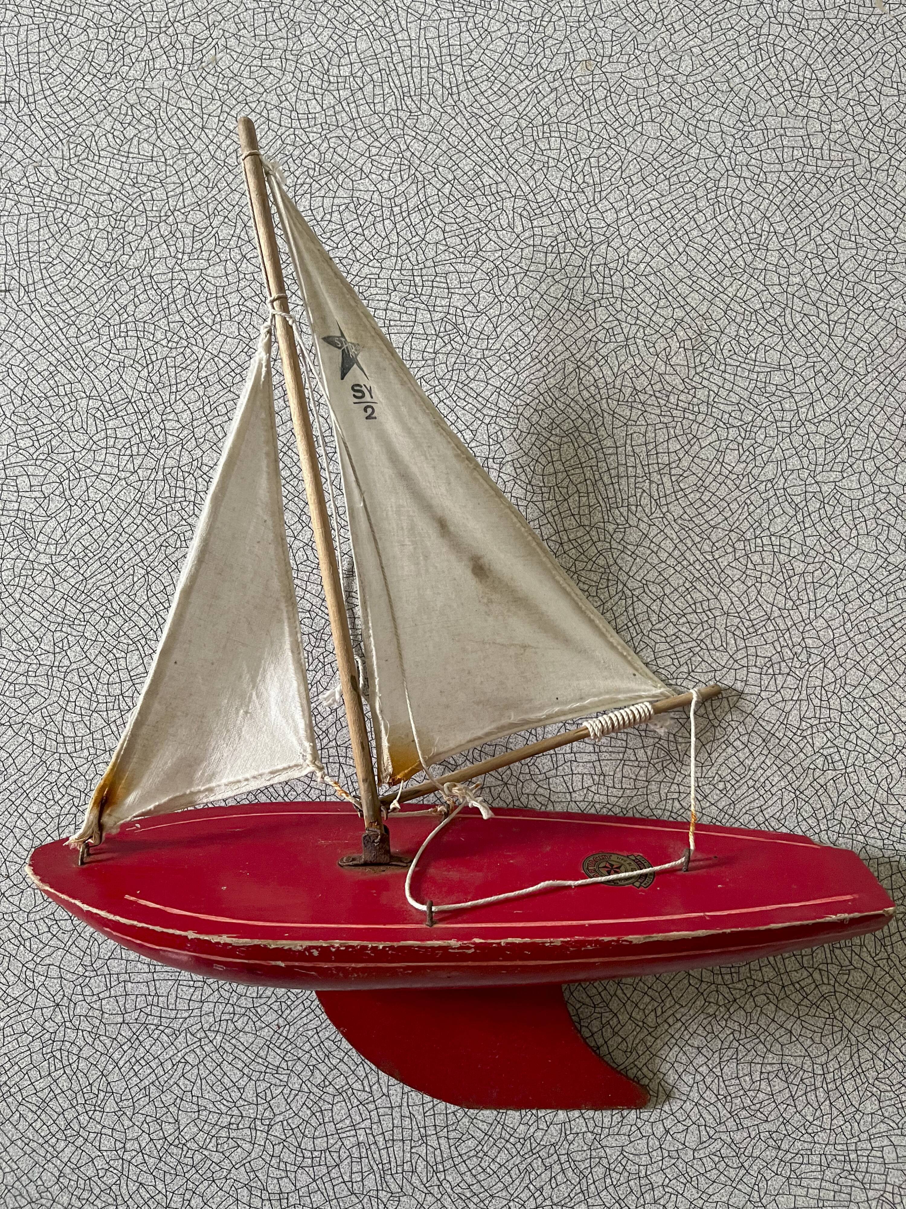 Voilier de bassin anglais Star'Yacht rouge, modèle SY2, années 50-60