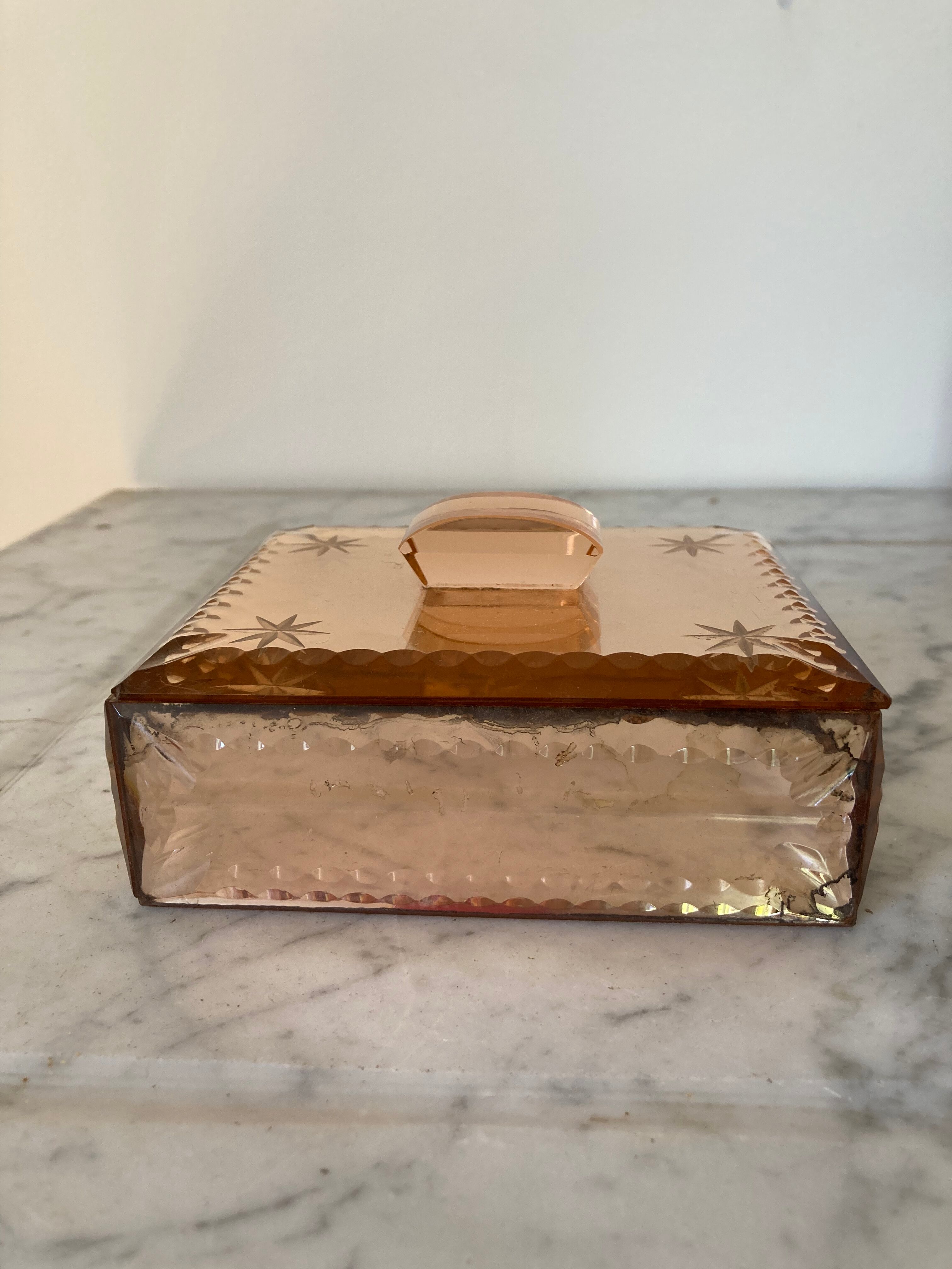 Boîte à bijoux en miroir rose ciselé