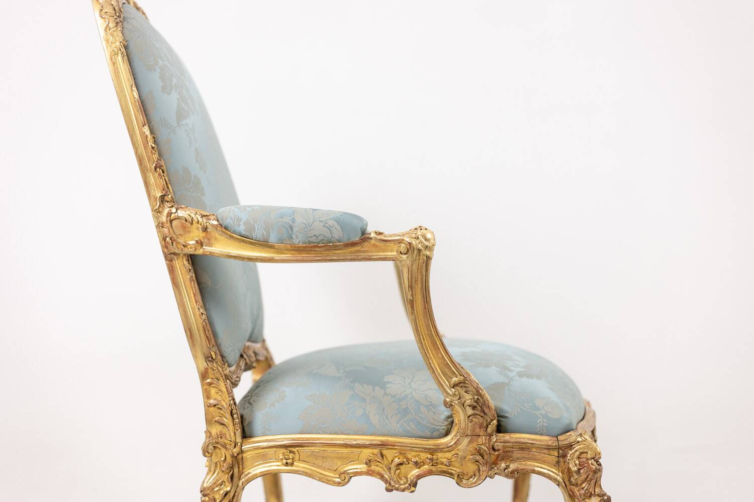 Salon de style Louis XV à chassis en bois doré. Circa 1880.
