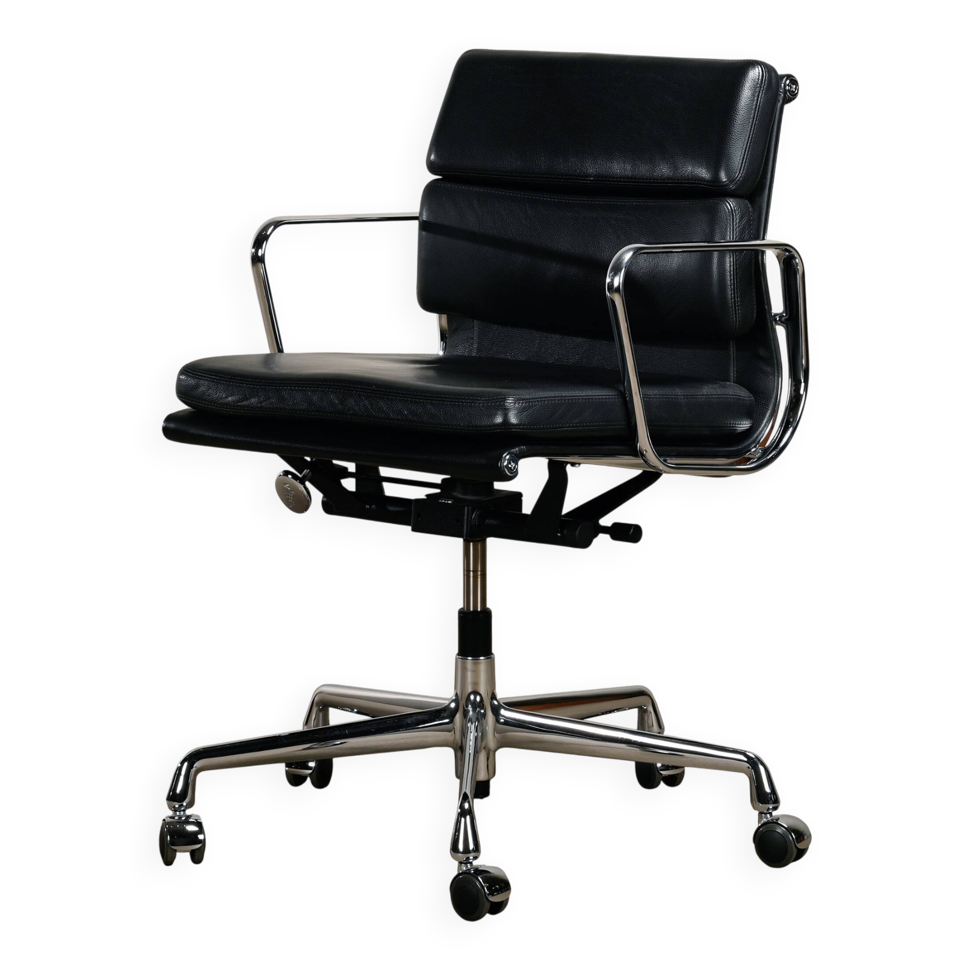 Charles & Ray Eames EA217 Office Chair in Chrome and Black leather, Vitra