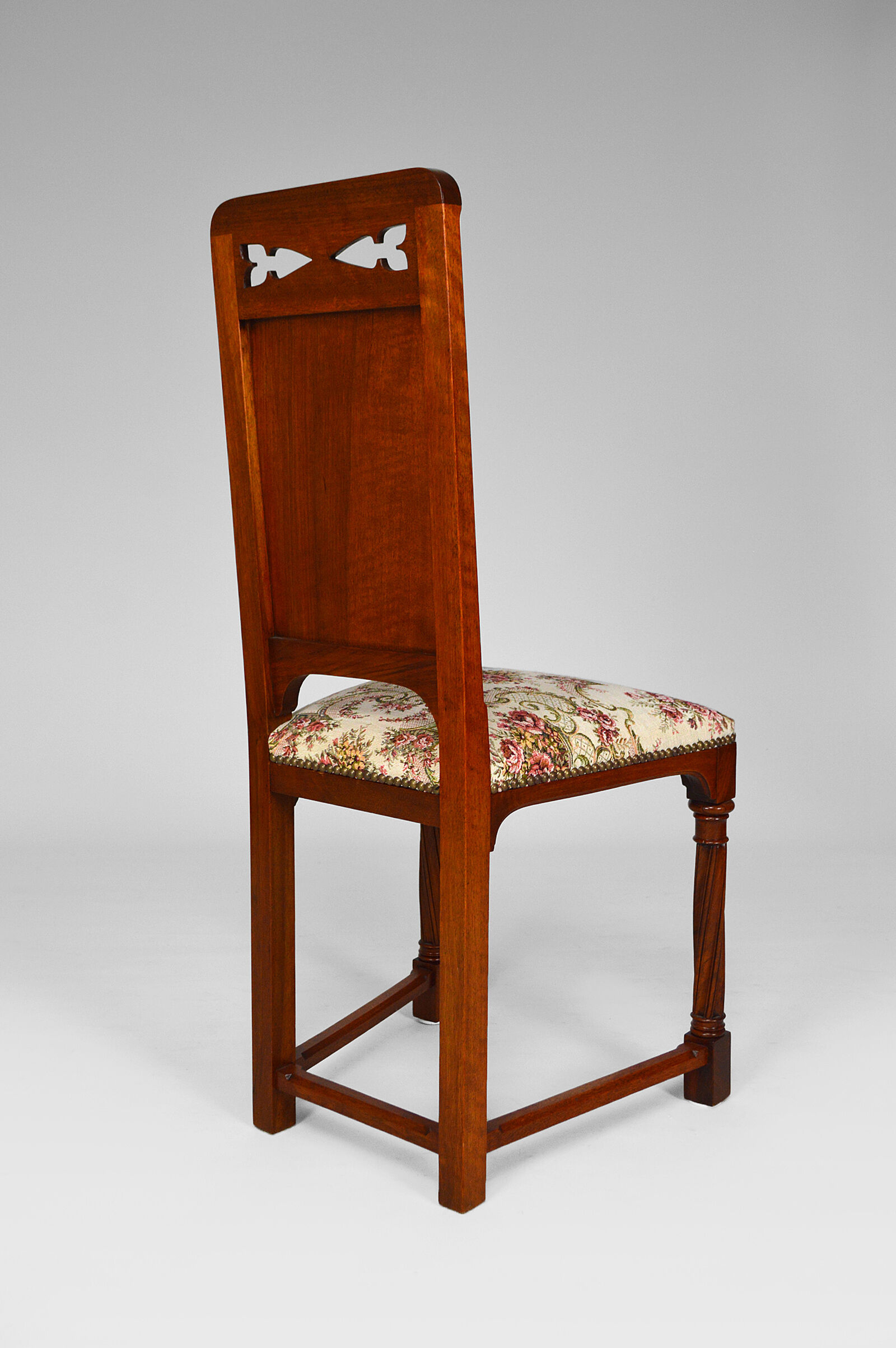 Pair of neo-Gothic chairs in Carved Walnut circa 1890