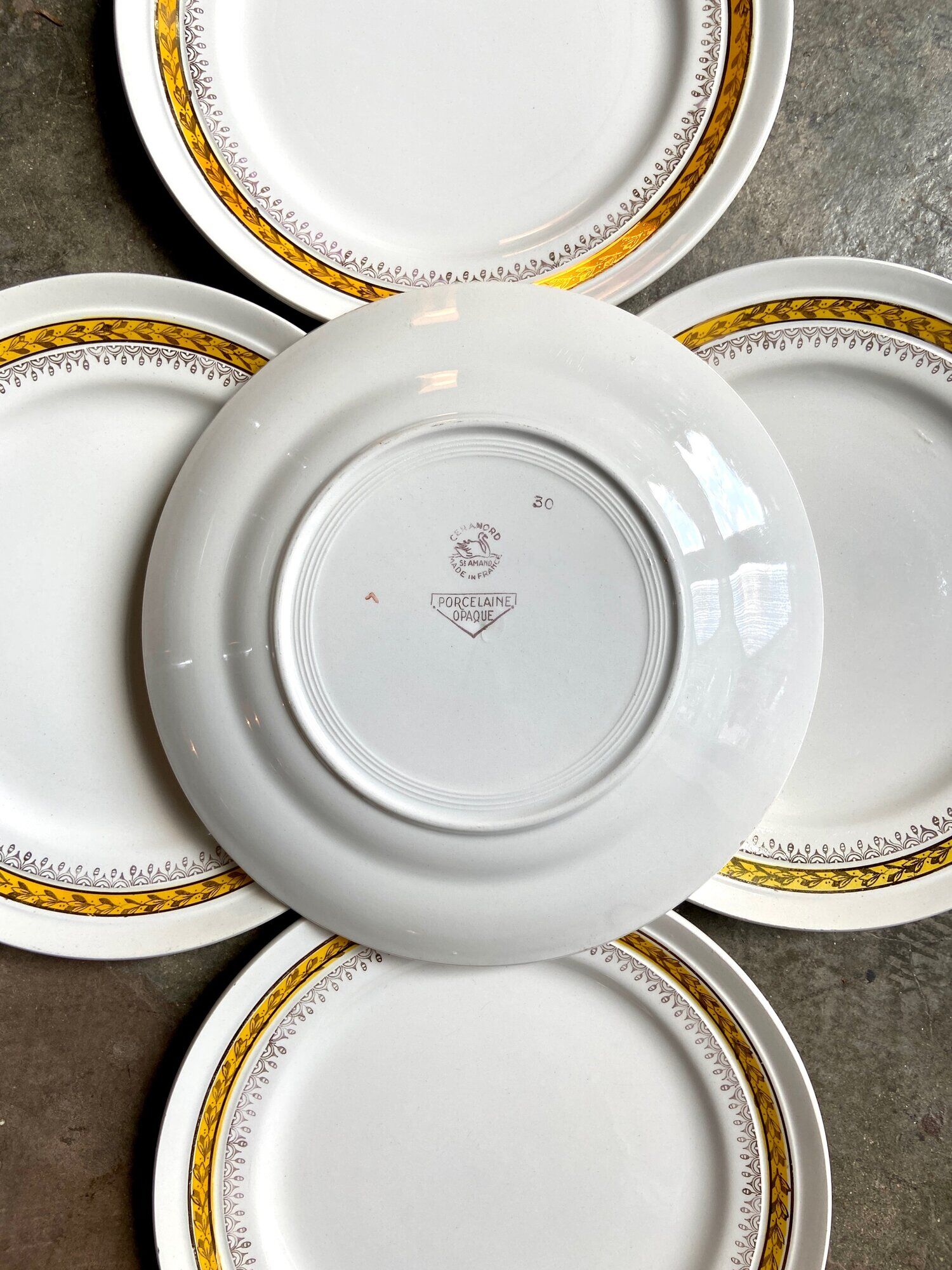 5 St Amand flat plates in yellow and gold earthenware