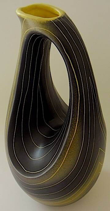 Earthenware vase decorated with yellow lines on a black and yellow background