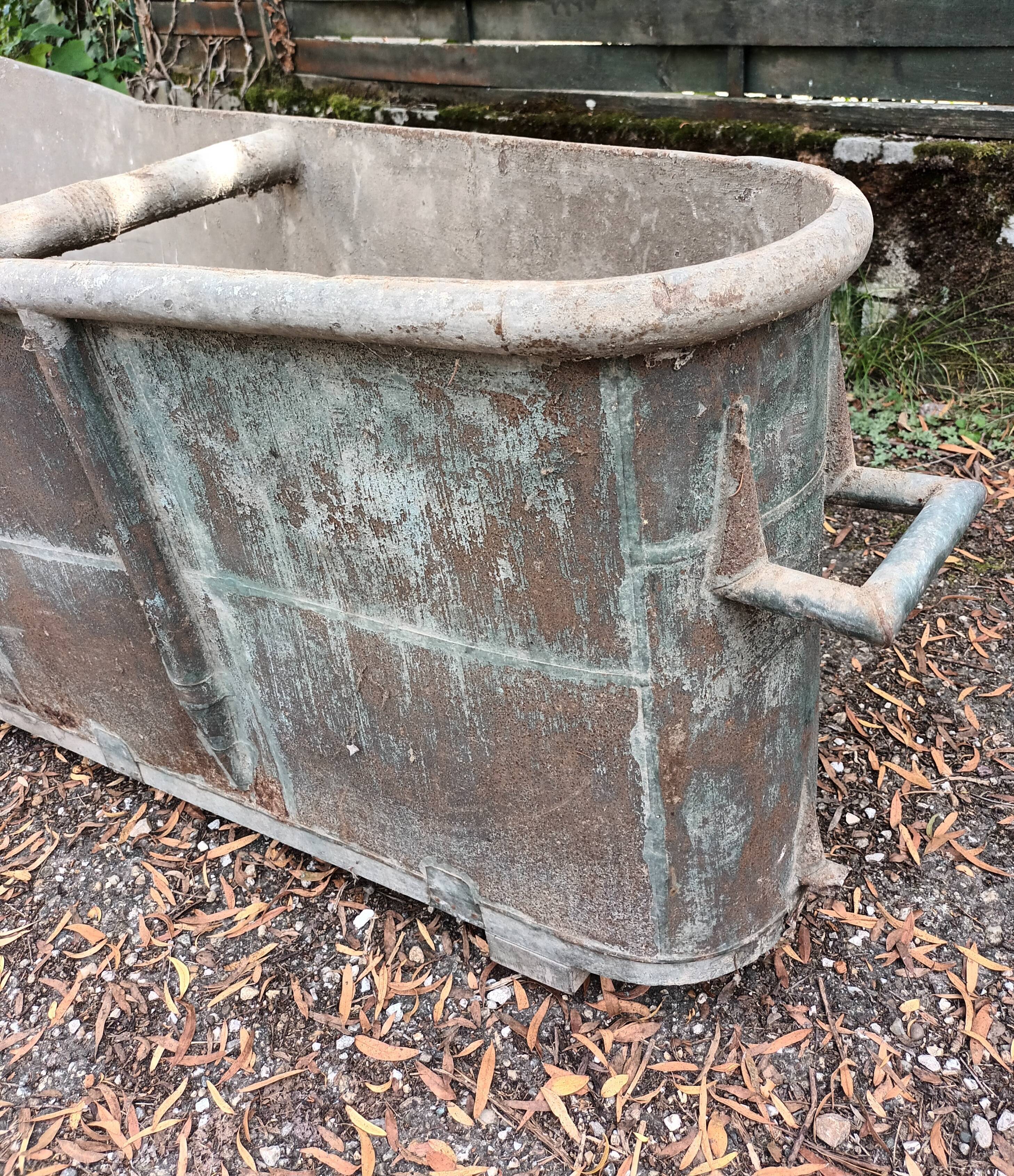Zinc bathtub