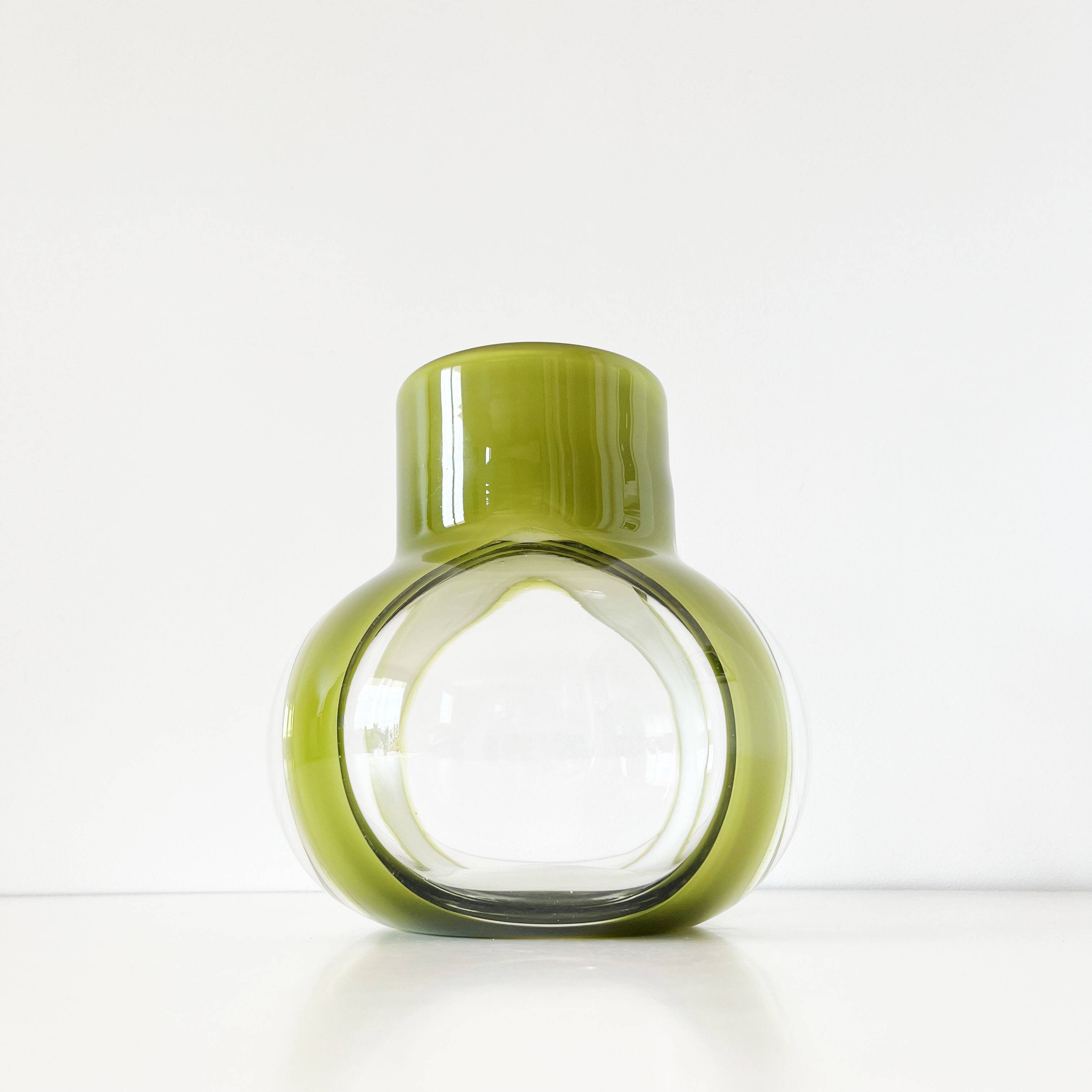 Vase en verre soufflé et opaline vert vintage 1960