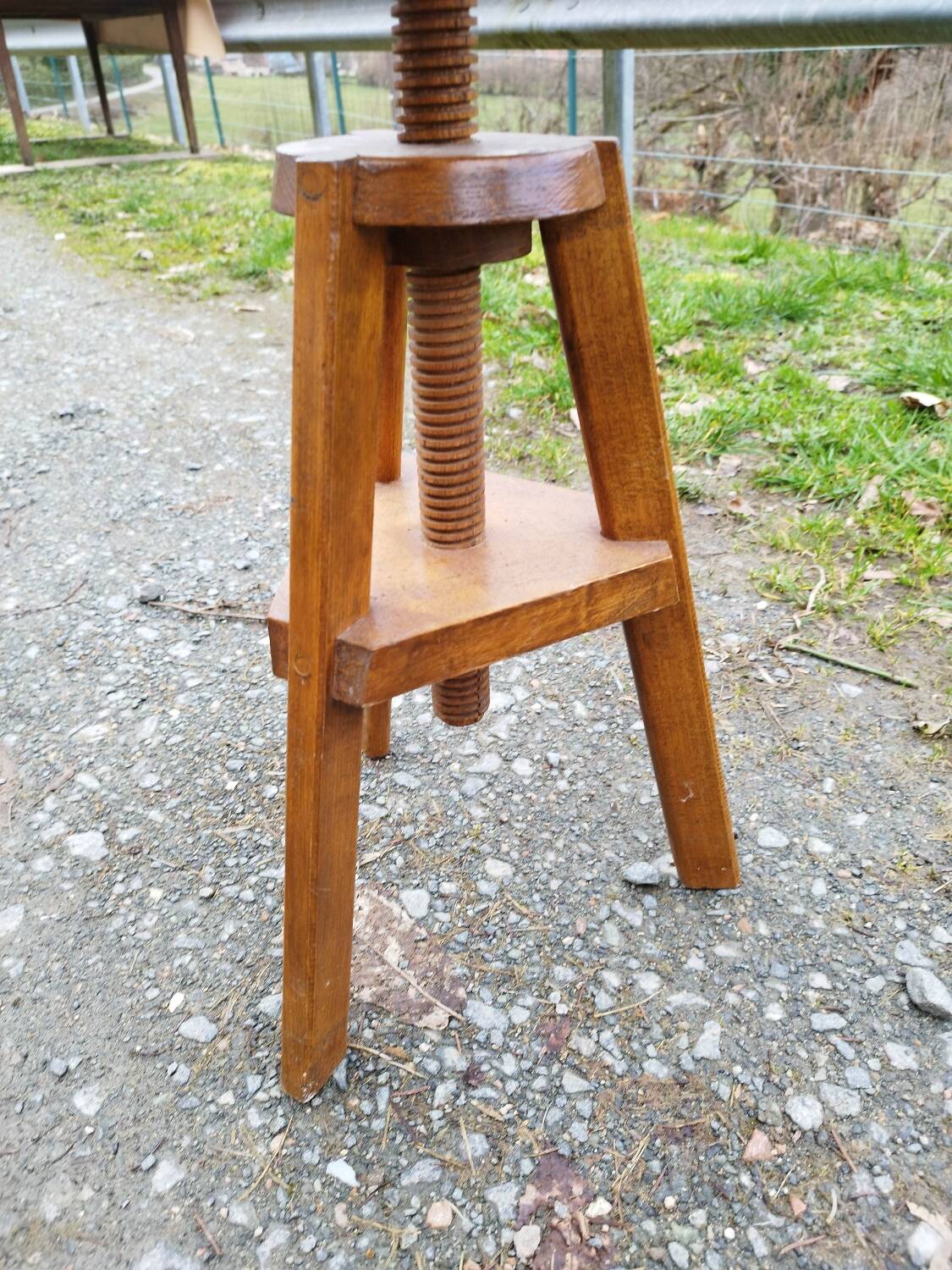 Round screw stool