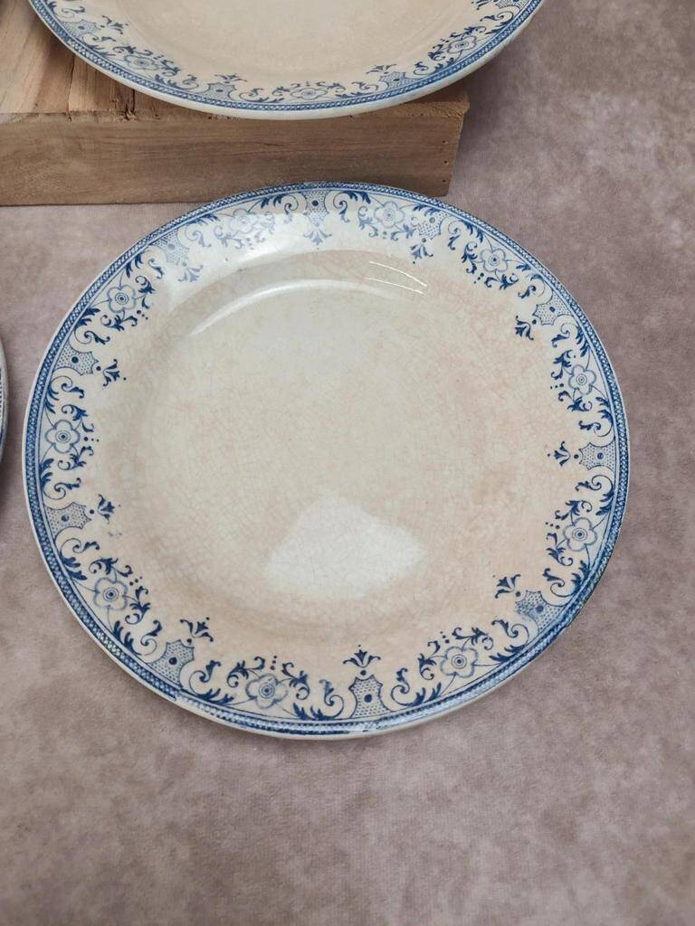 Set of 6 antique flat plates from Creil and Montereau, La Vallières service, 23 cm