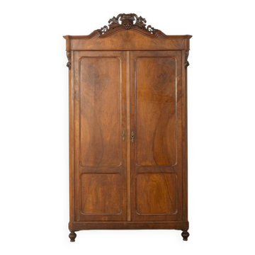 Cabinet ancien à deux portes avec sculptures