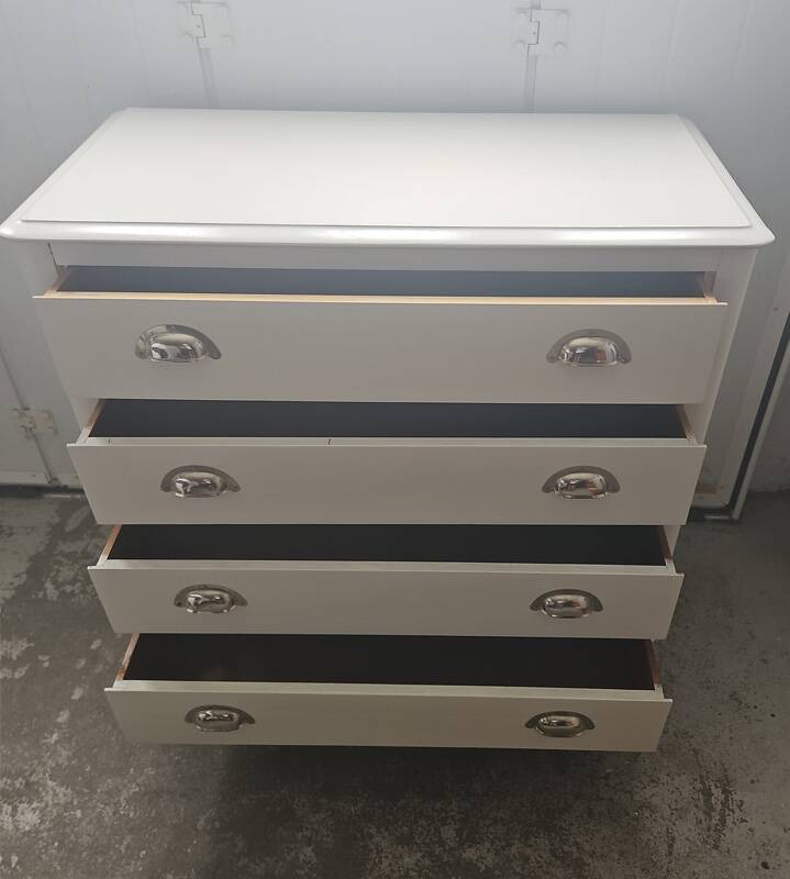 Vintage commode in solid pear wood, revamped in glossy white – tapered legs.