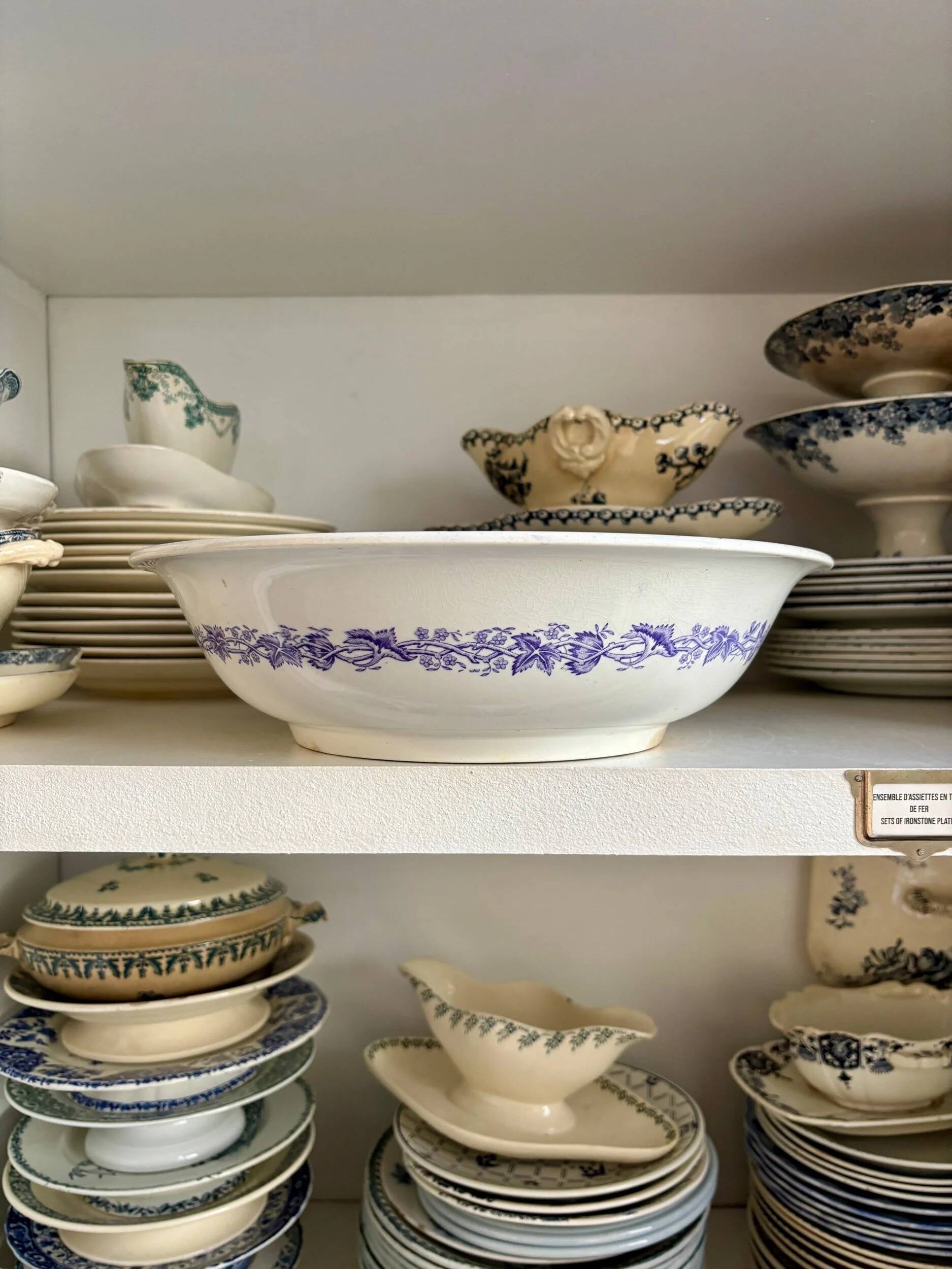 Salad bowl, Maestricht ceramic company, "geranium" service