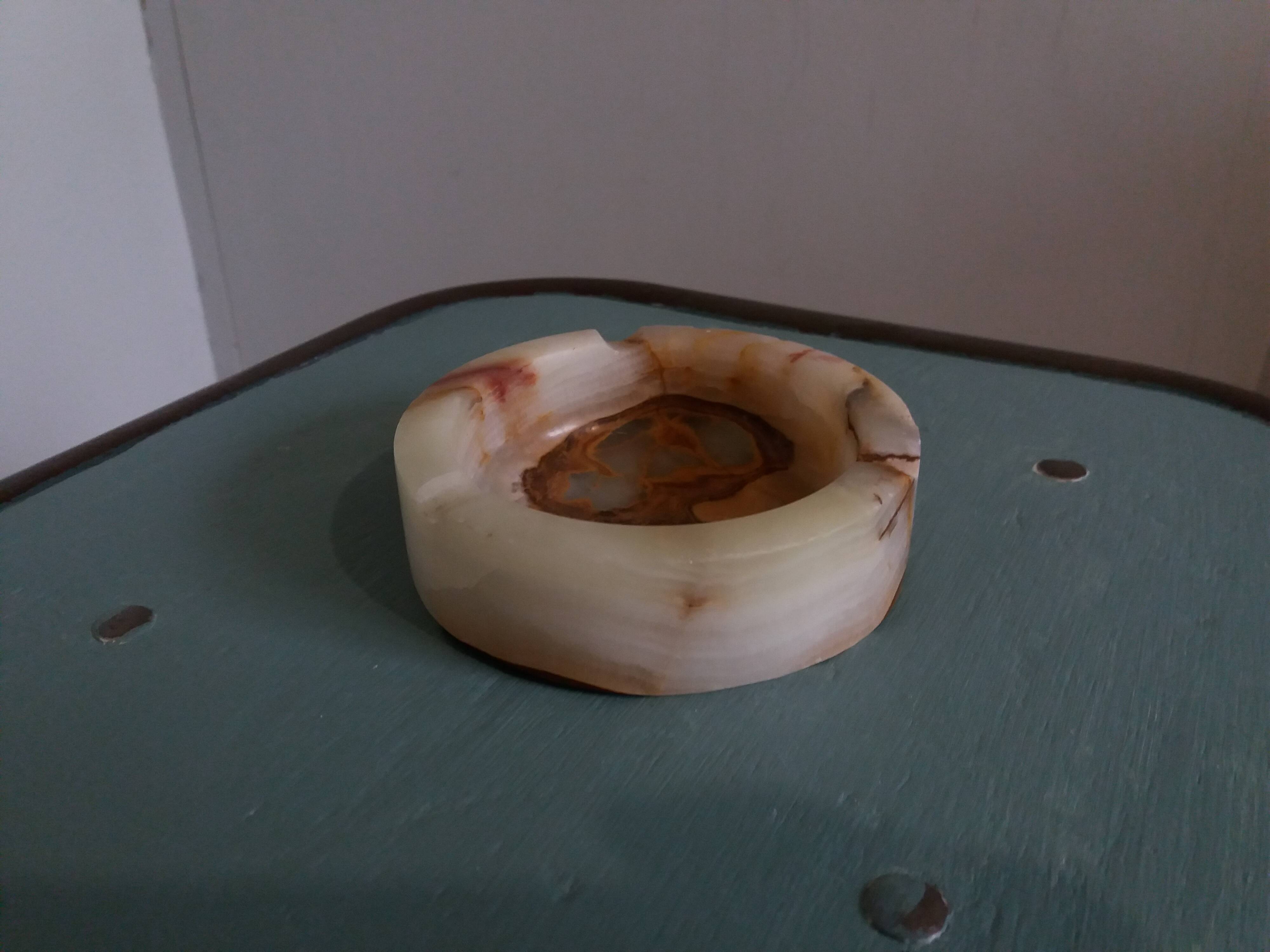 Cendrier rond en albâtre