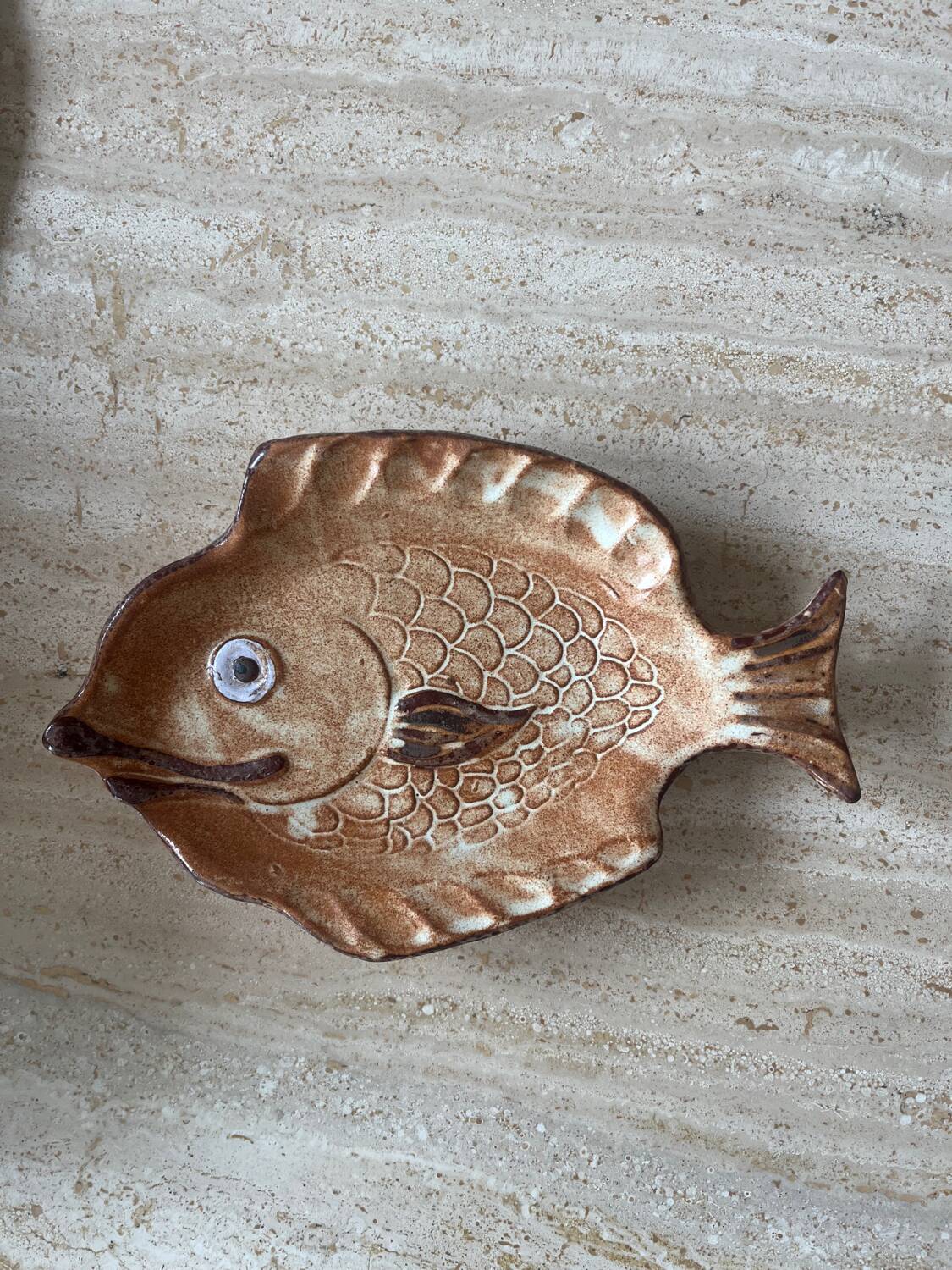 Decorative ceramic plate in the shape of a fish from the 1970s.