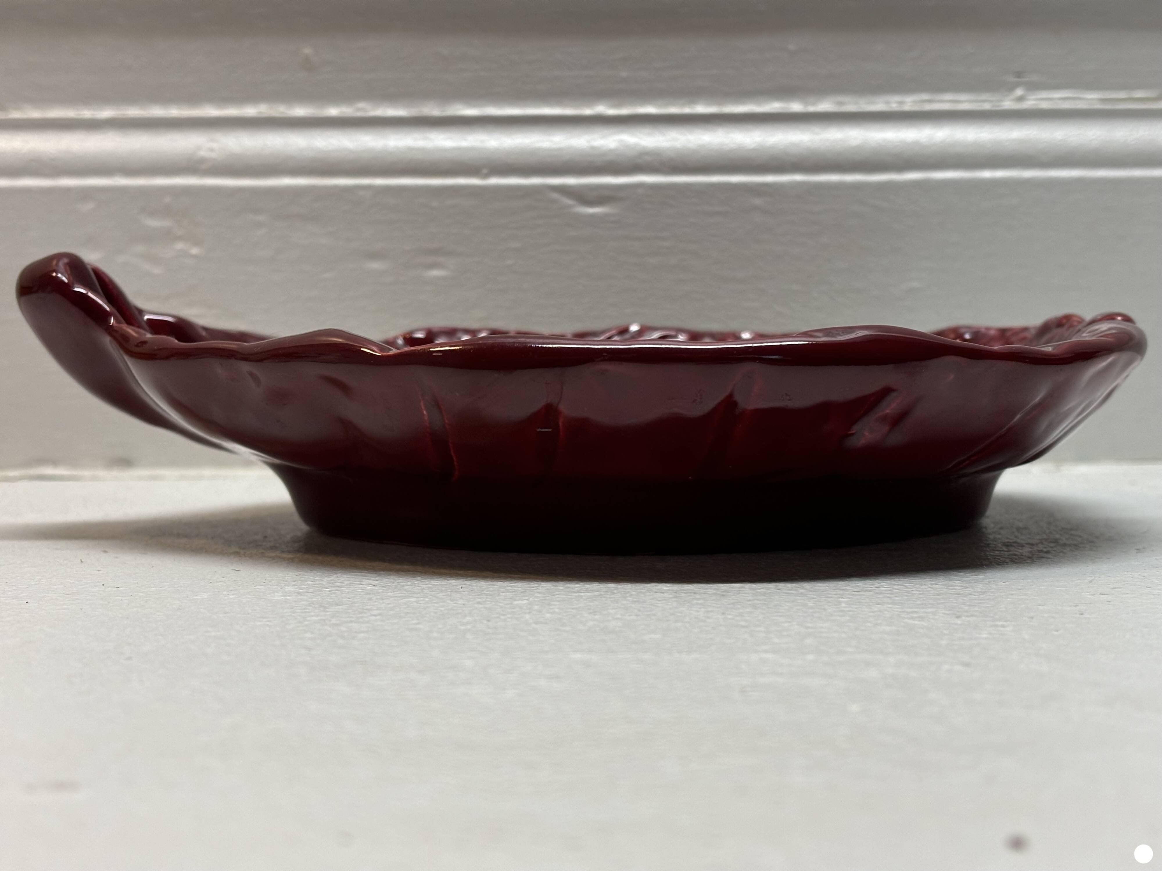 Red cabbage leaf slip dish