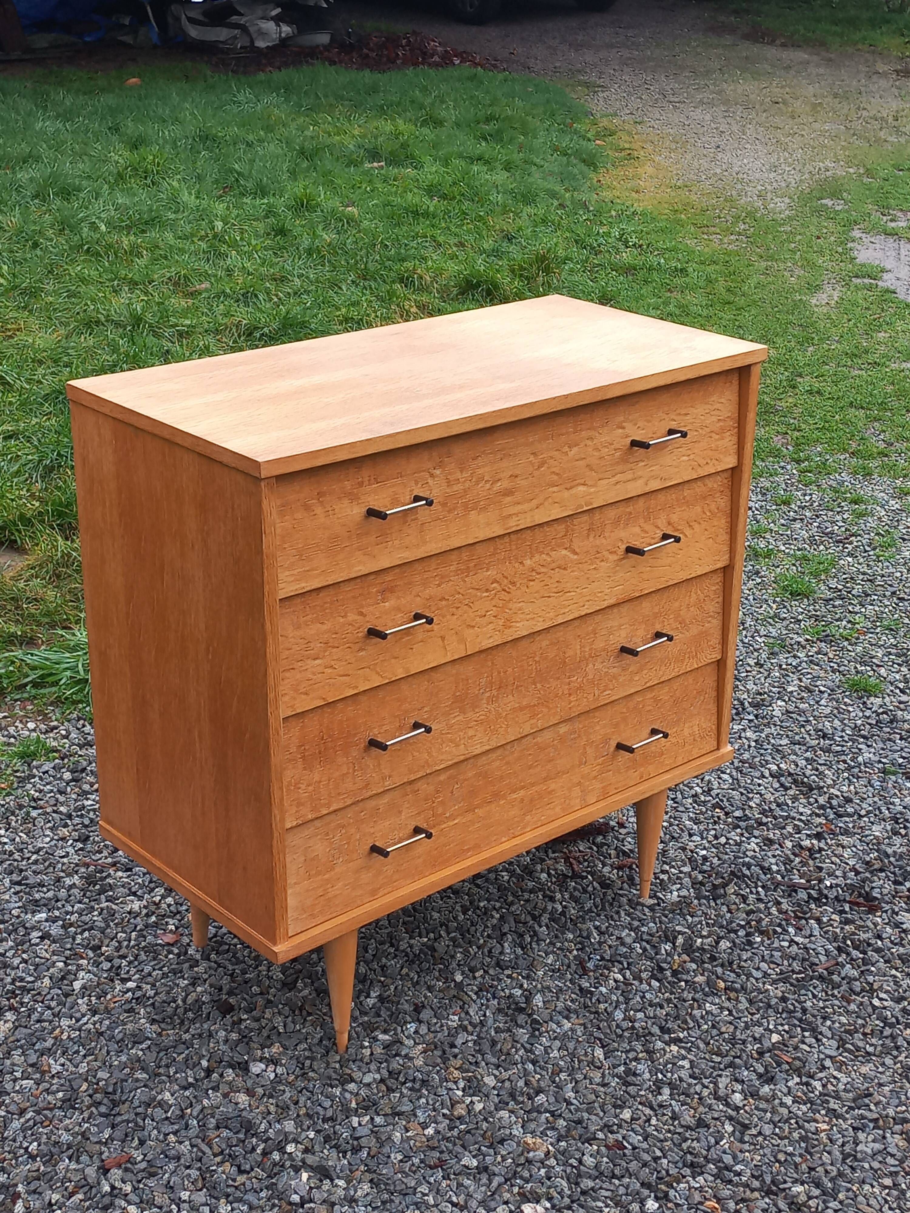 Vintage oak chest of drawers with 4 drawers from the 1960s.