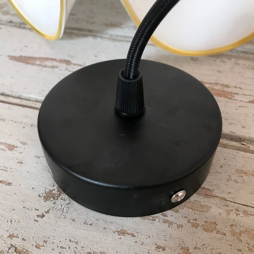 White and yellow opaline suspension