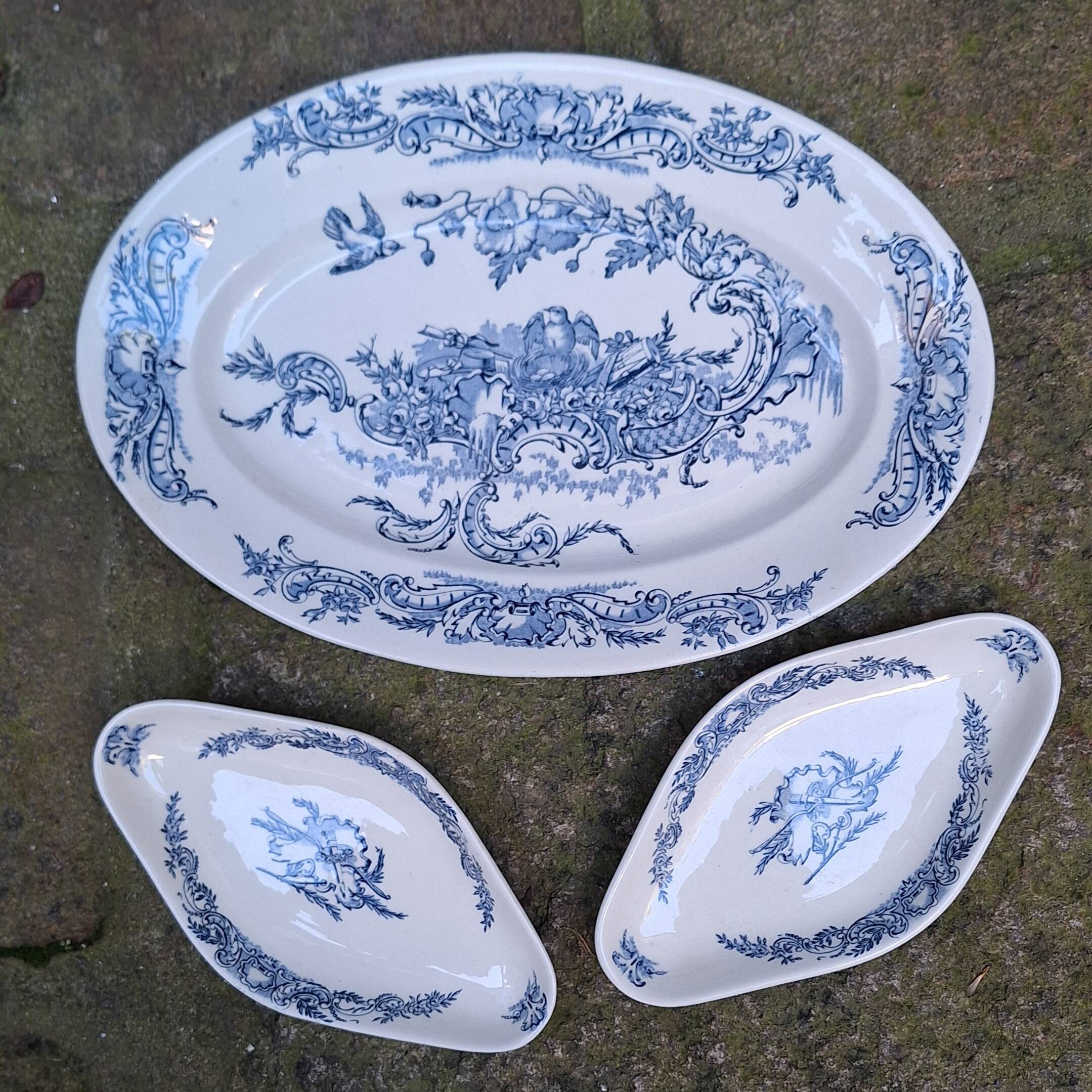 Service set in SG porcelain, Louis XV model.