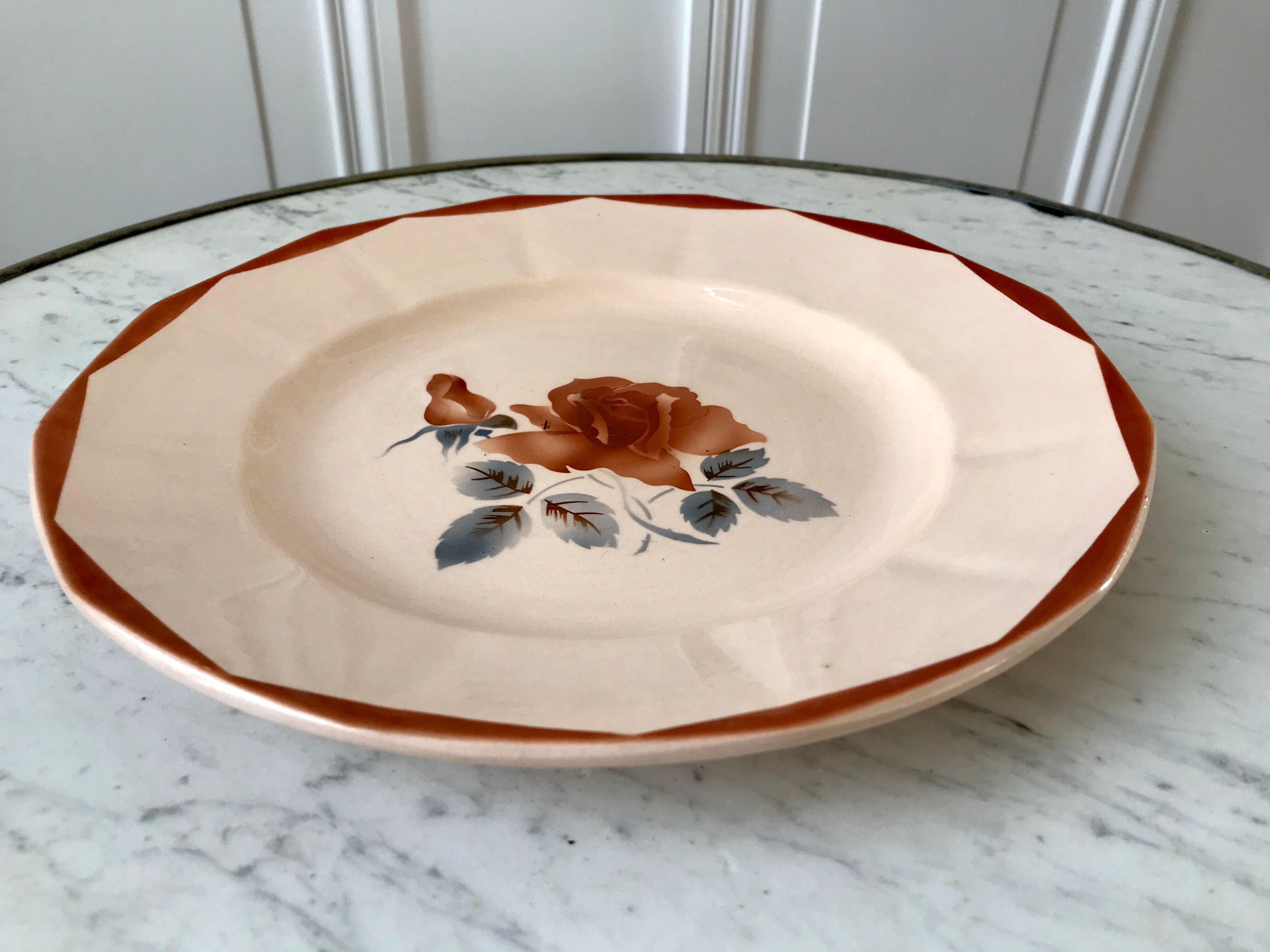 Round dish digoin sarreguemines model pink flowers years 30-40