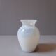 Vase en opaline blanche et décor de fleurs
