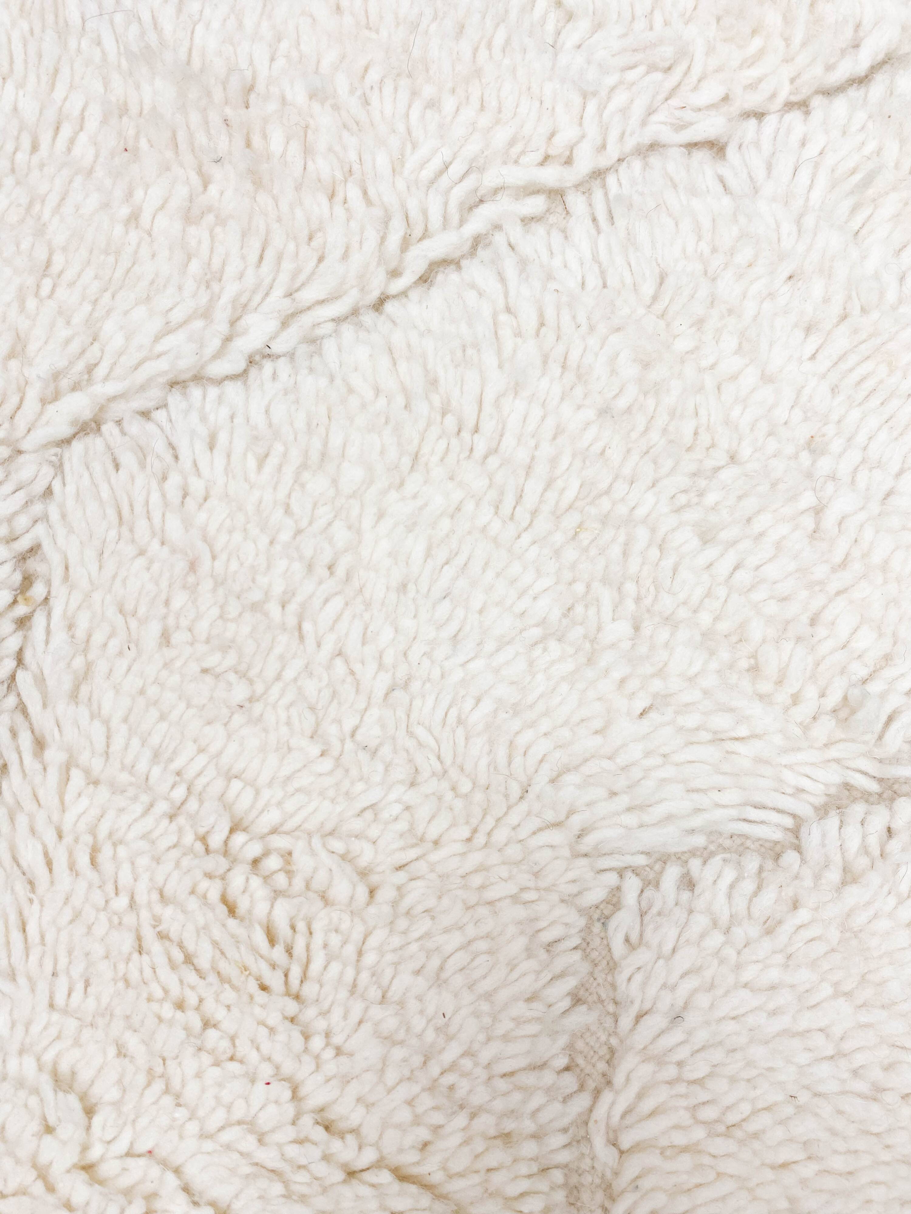 Moroccan Berber carpet Beni Ouarain with engraved diamonds in the weft 2.30x1.53m