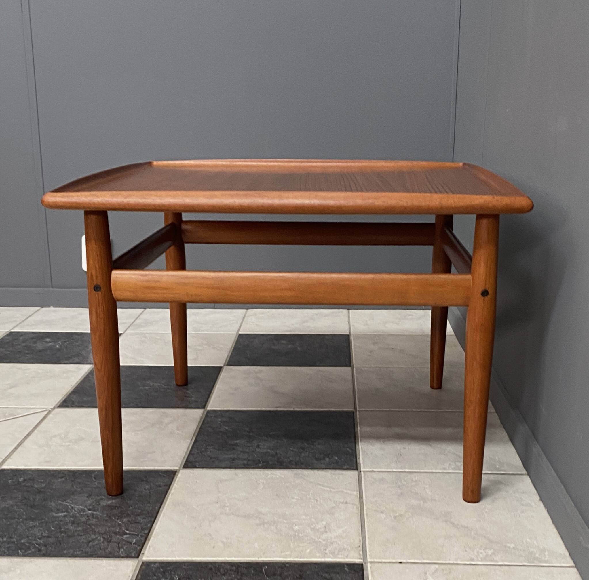Table basse carrée en teck par Grete Jalk pour Glostrup Danemark années 1960.