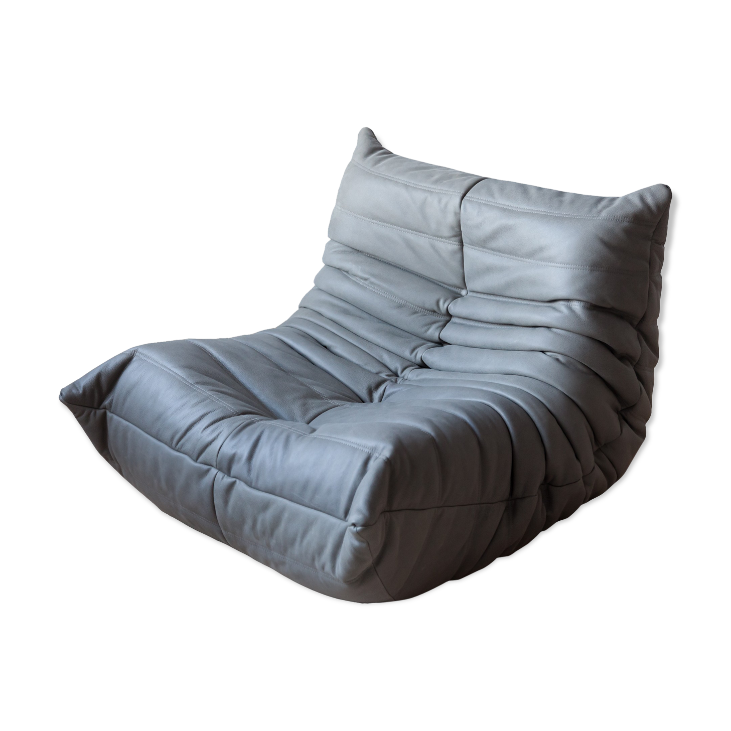 Chauffeuse "Togo" en cuir gris modèle dessiné par Michel Ducaroy 1973