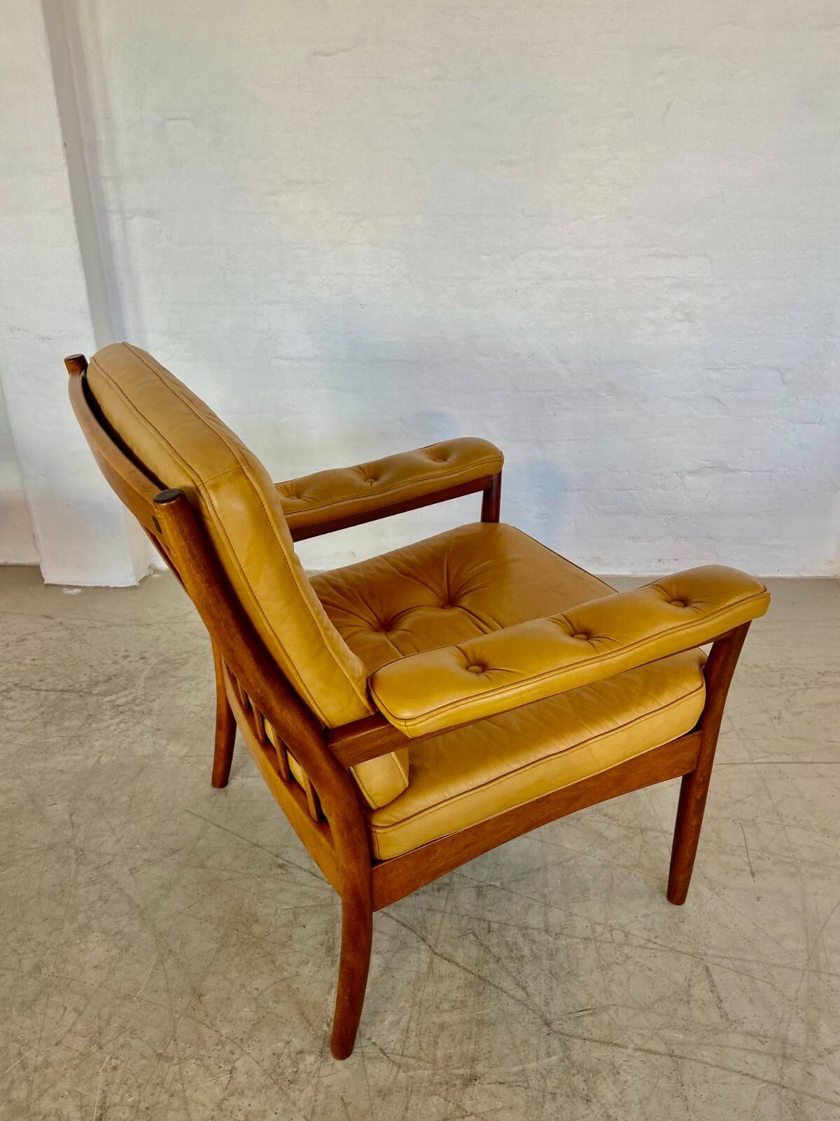 Fauteuil en cuir beige vintage des années 1970 par Göte Möbler.