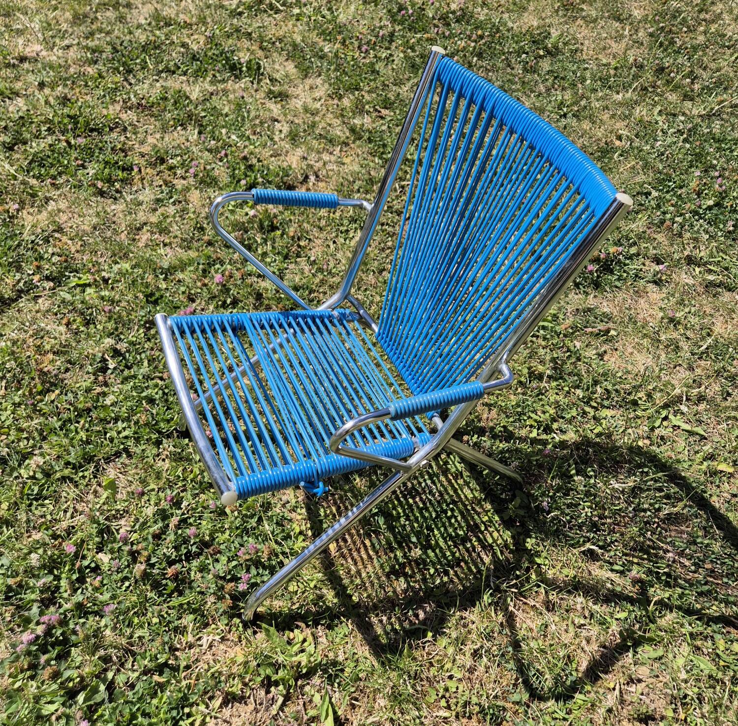 Vintage children's scoubidou chair with chrome metal frame and blue seat