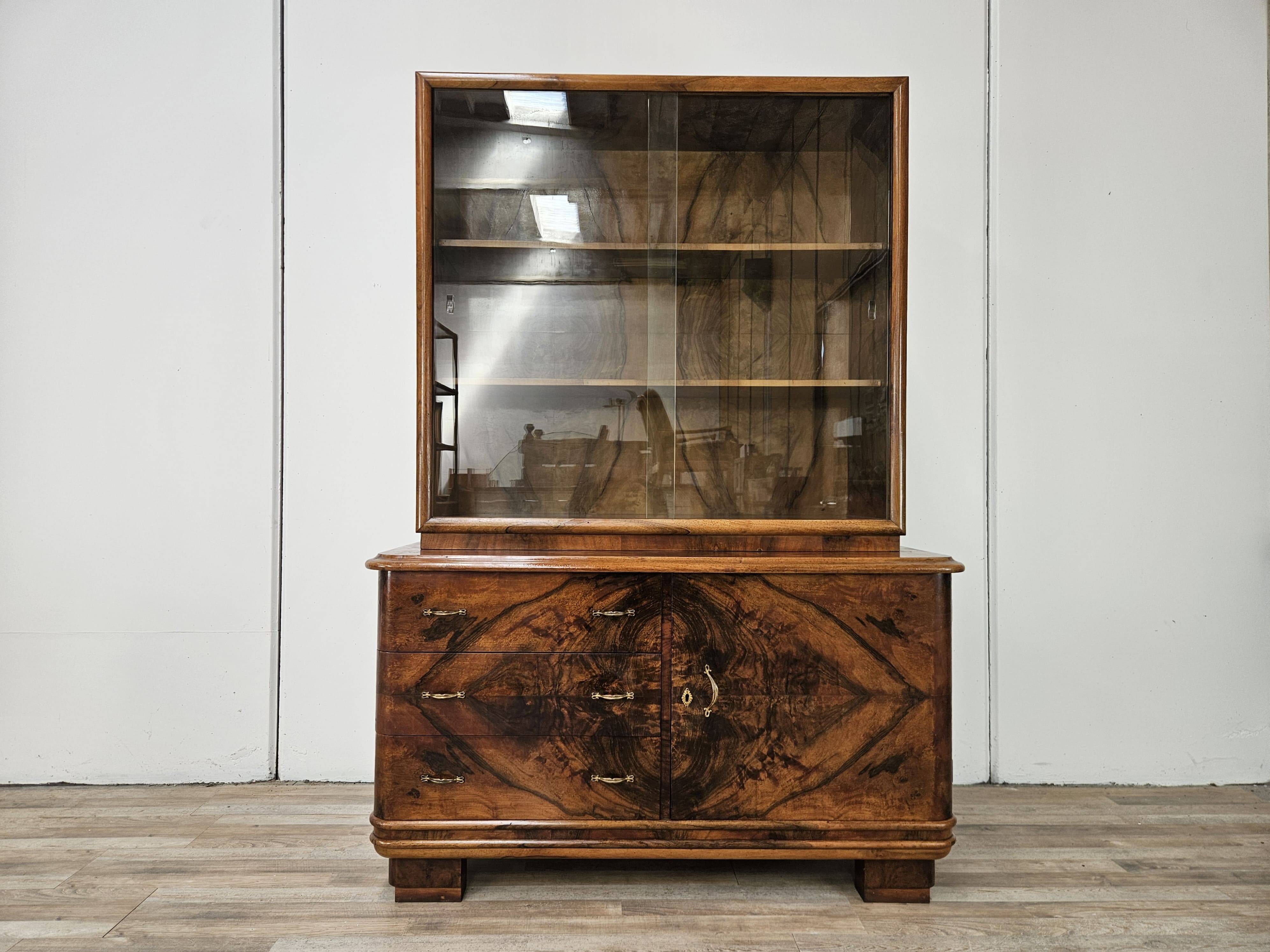 Art Decò display cabinet in walnut burl