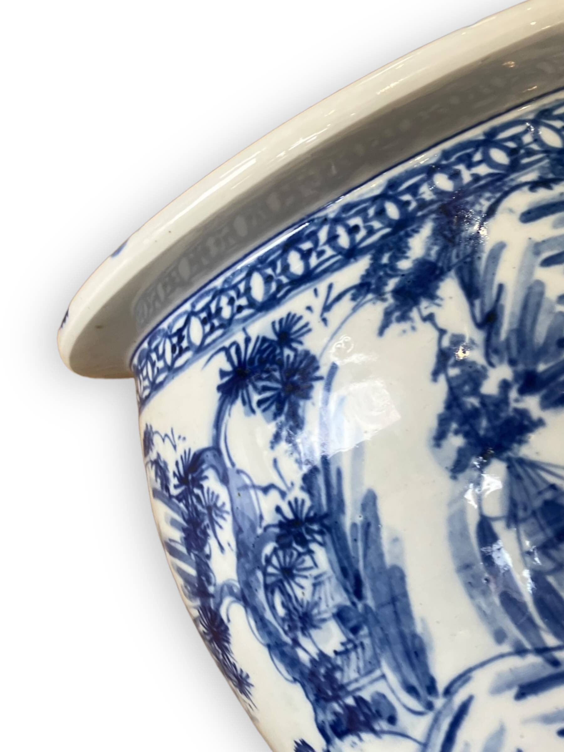 Vietnamese pot cache in white and blue porcelain