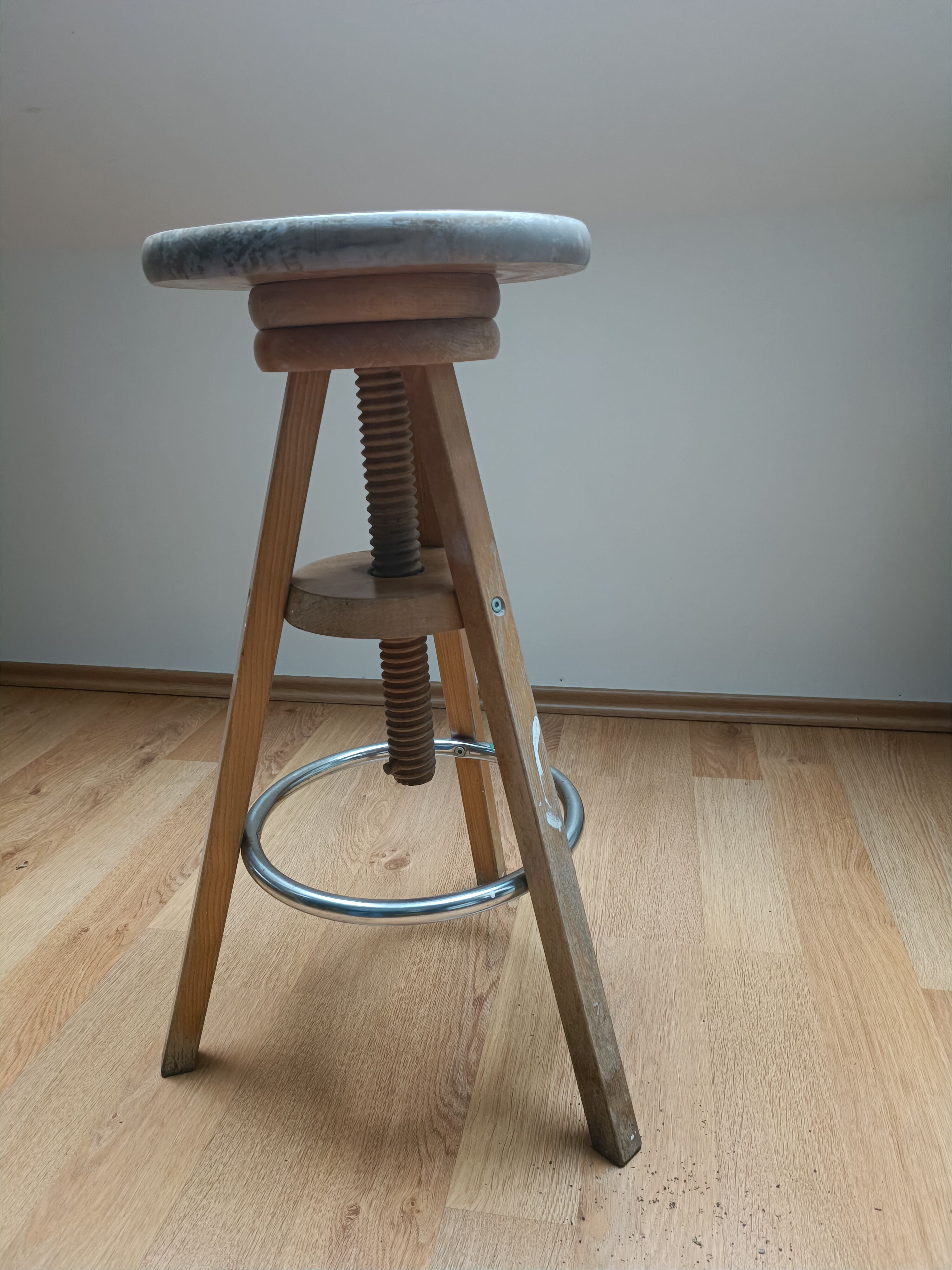 Industrial chair tripodeva screws