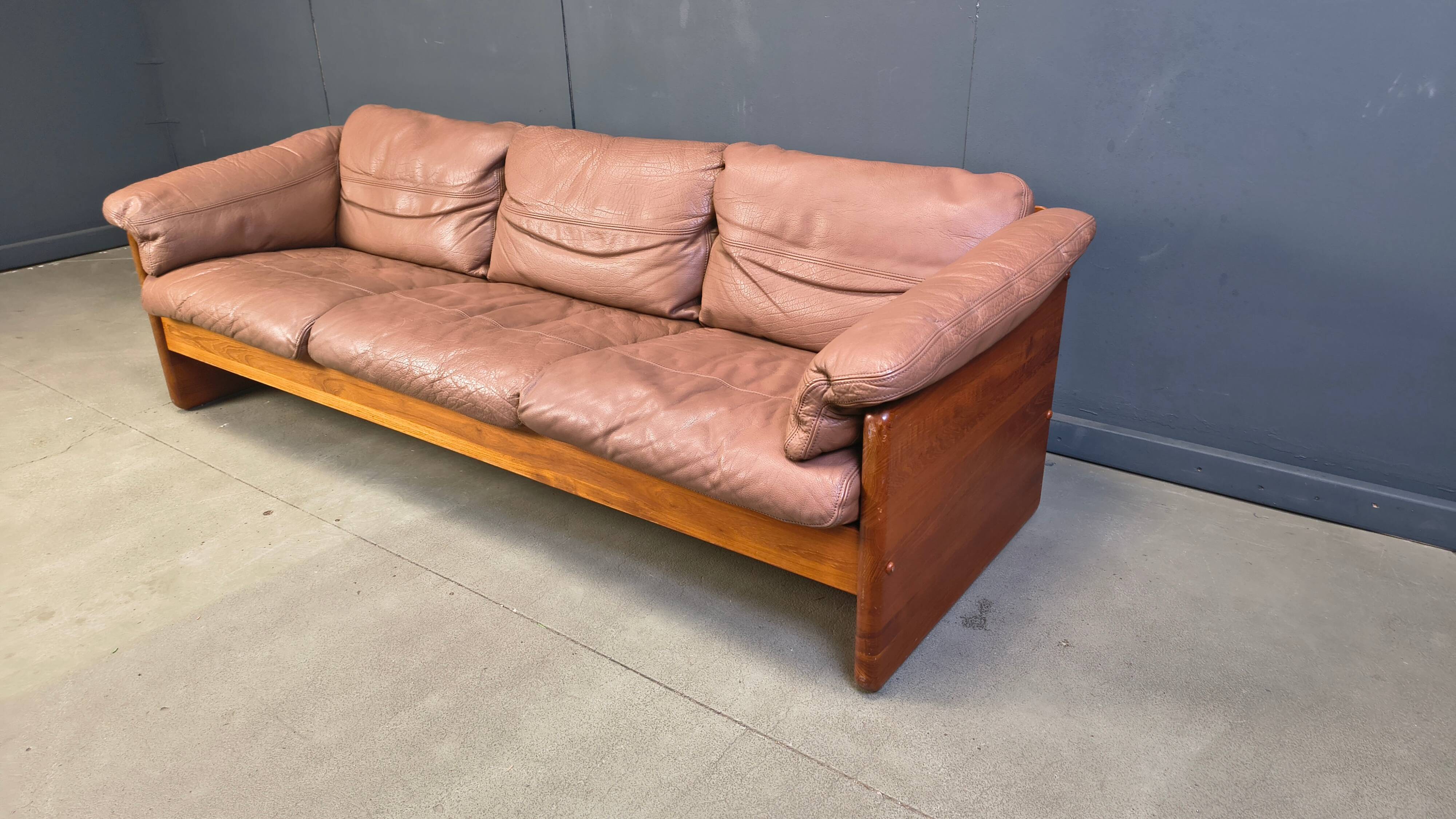 Canapé 3 places en cuir danois et teck par Mikael Laursen, années 1970.