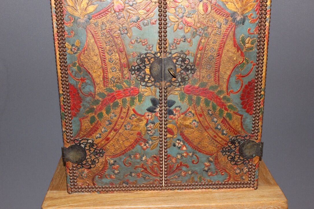 Neoclassical Art Deco cabinet in leather and oak