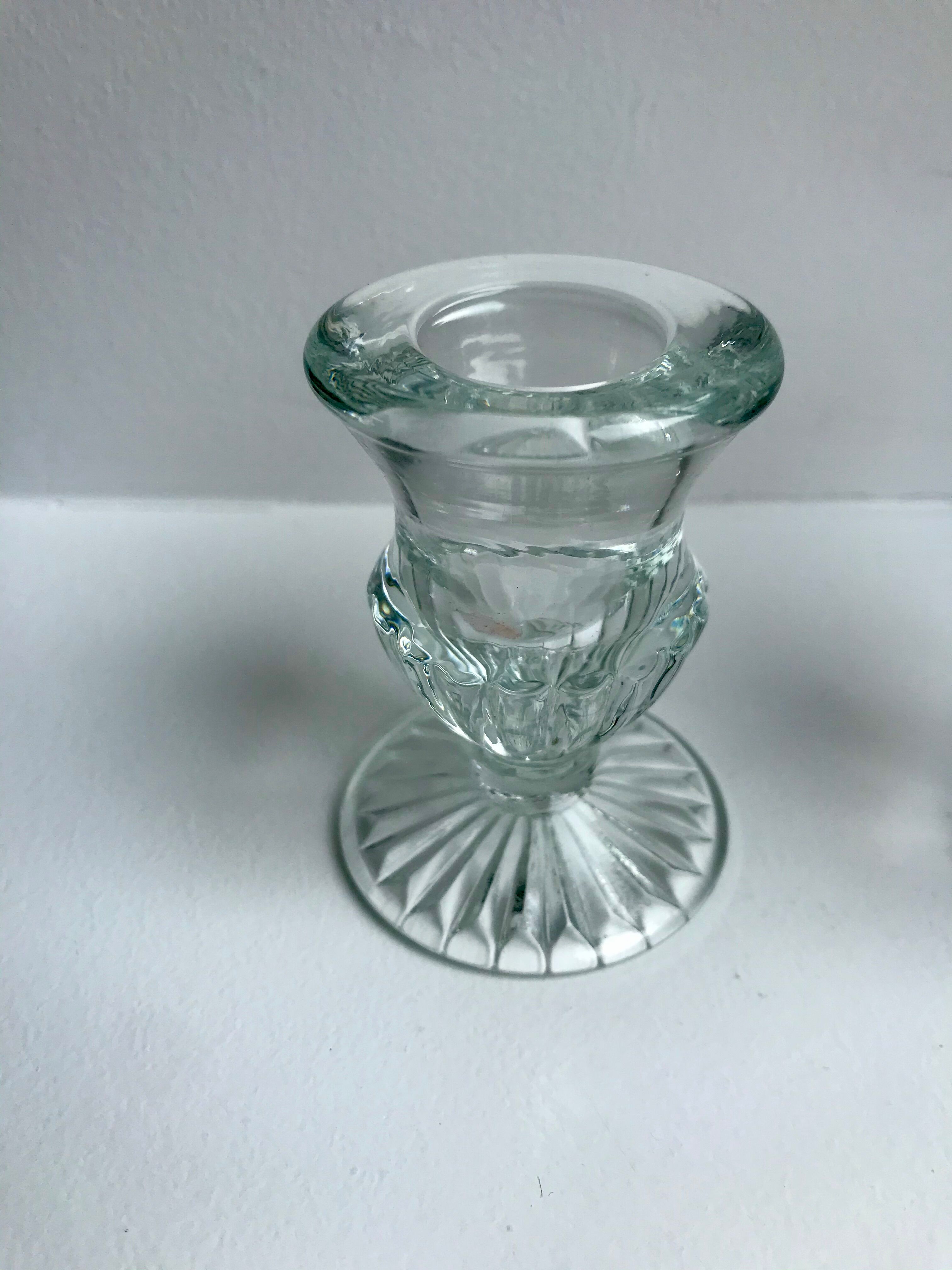 Paire de bougeoirs en verre moulé années 50-60