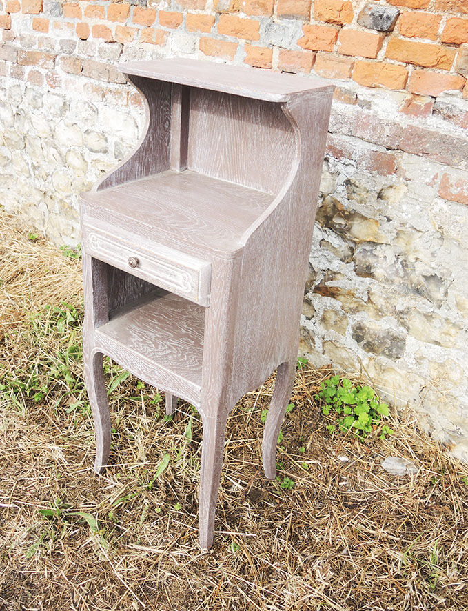 Ancienne table de chêvet en bois cerusé gris
