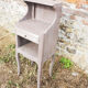 Ancienne table de chêvet en bois cerusé gris