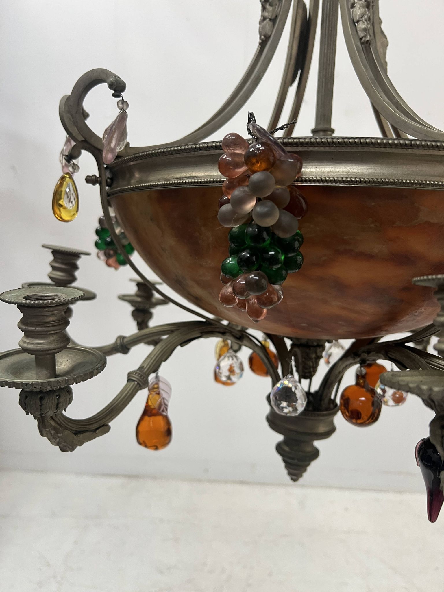 Napoleon III chandelier in bronze and alabaster with eight light arms, 19th century.