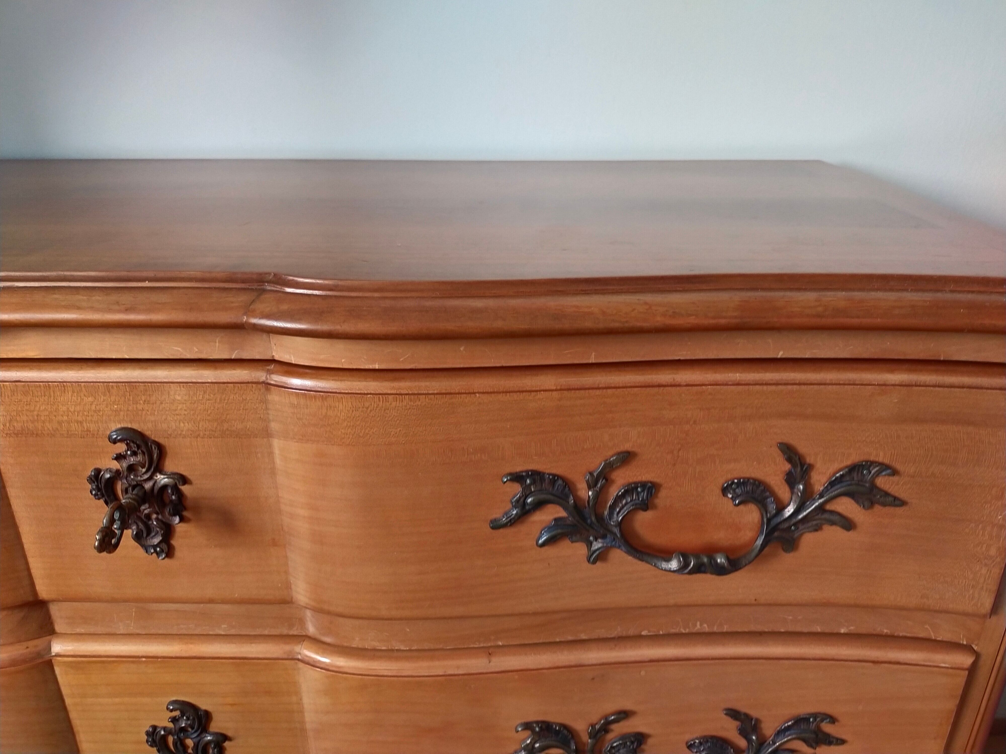 Louis XV commode style