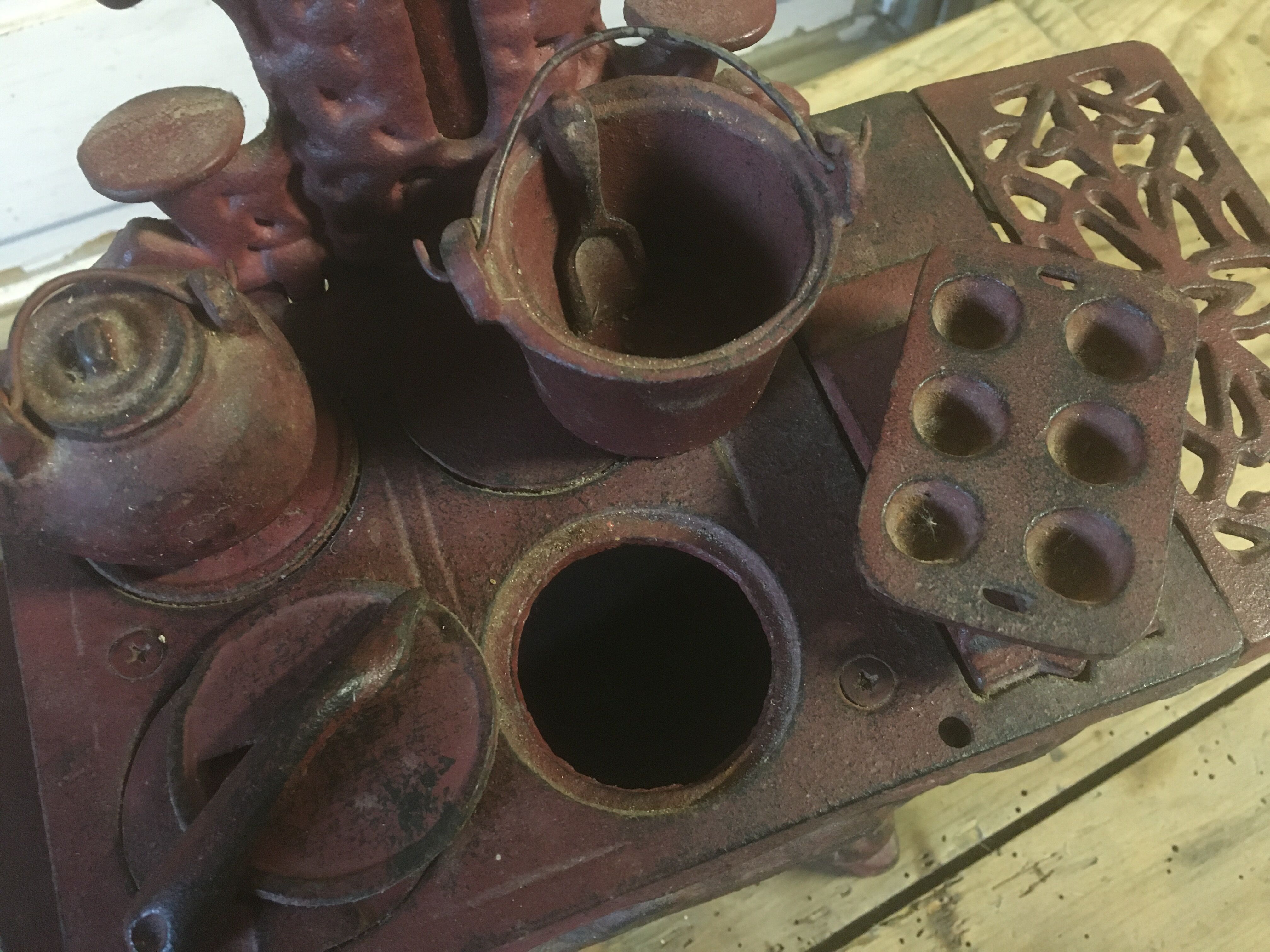 Stove, miniature cast iron stove + utensils