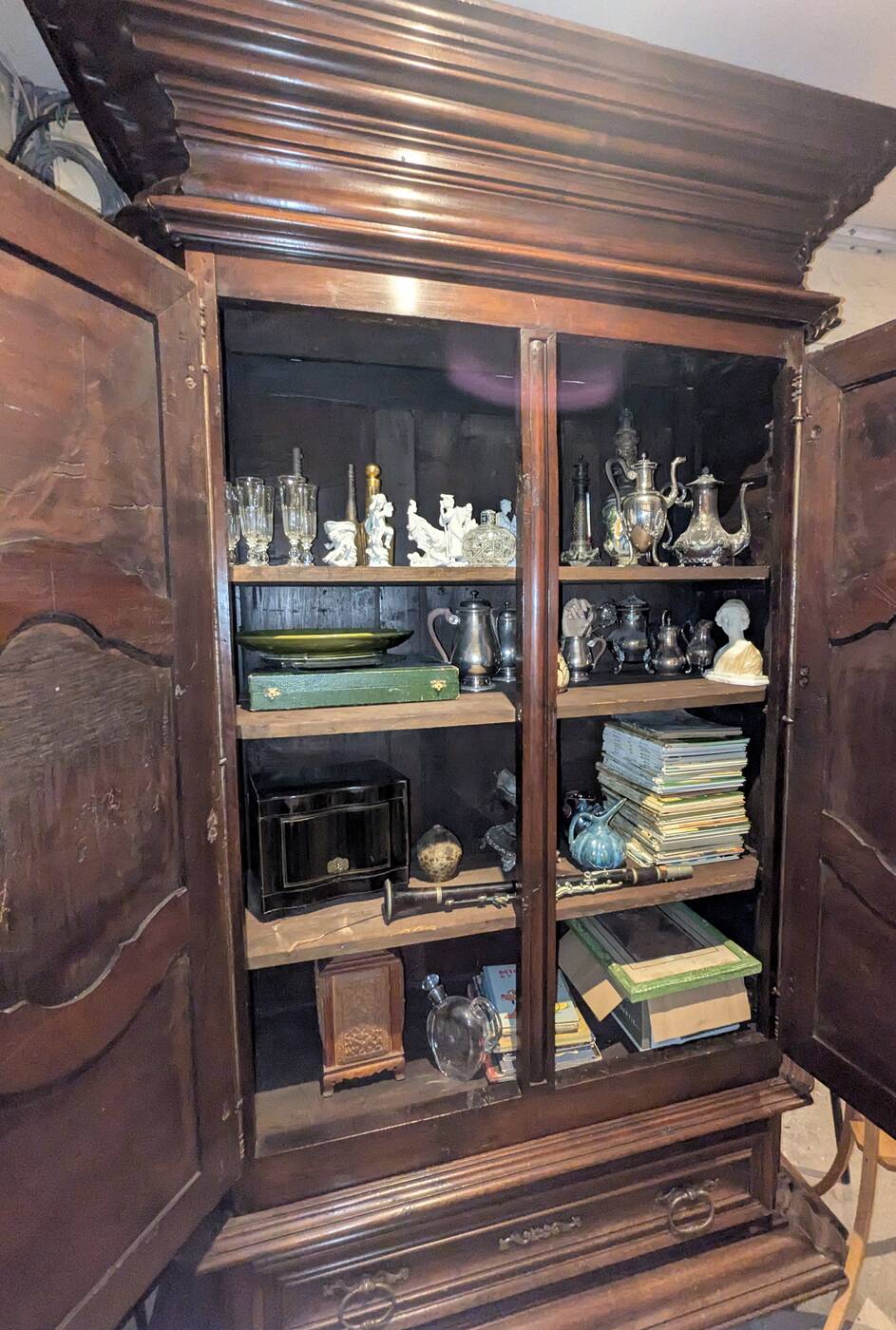 Wardrobe from the Périgord castle. Louis XIV period