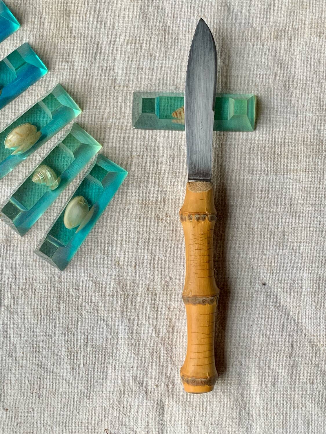 Shell-inclusion resin knife rest 1950