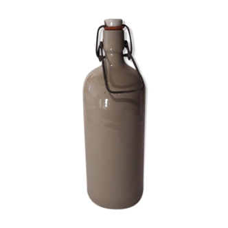 Old sandstone bottle with closure system